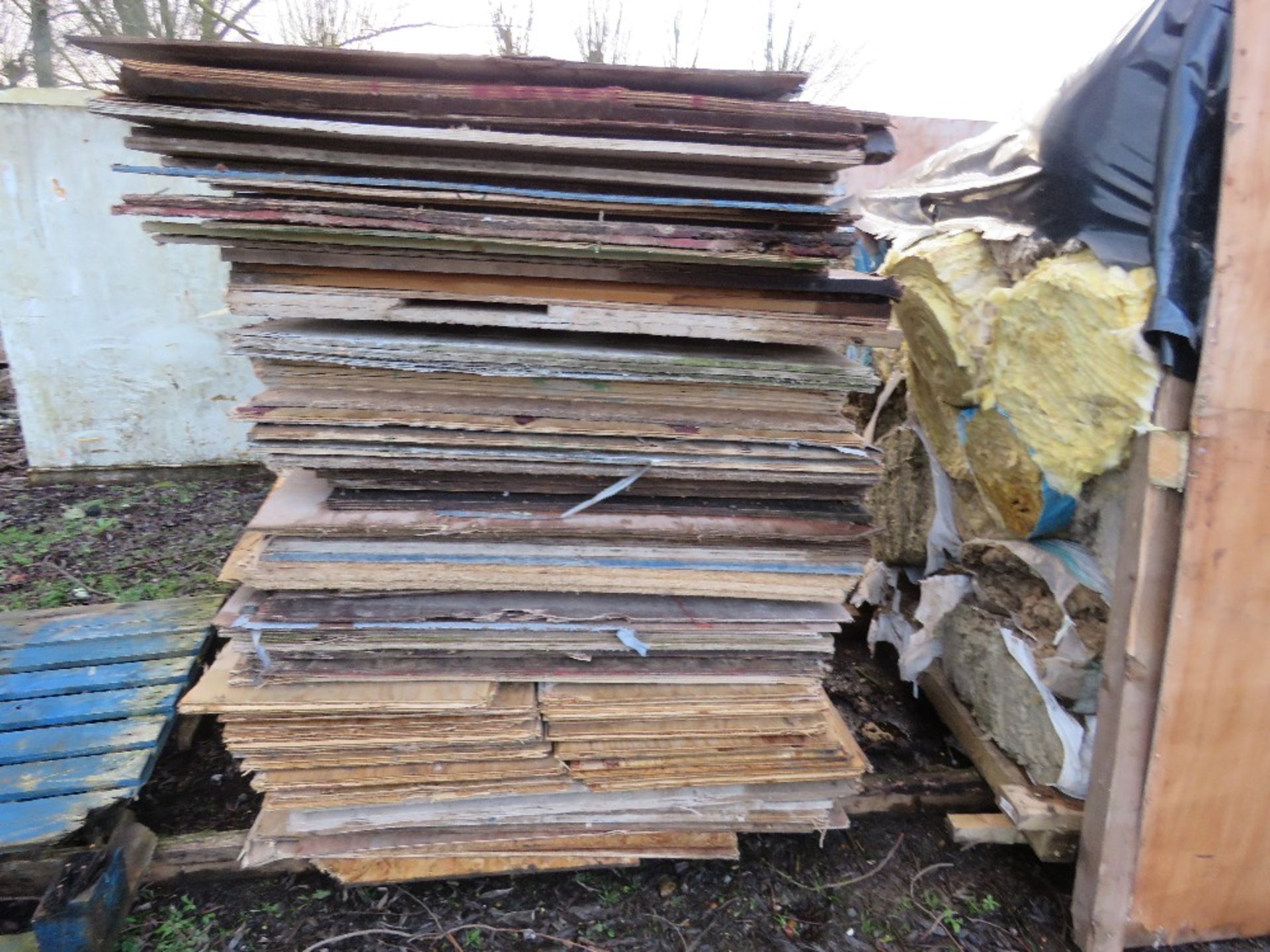 STACK OF PRE USED PLYWOOD AND OTHER SHEETS, 80NO APPROX, PLUS SOME HALF SHEETS. THIS LOT IS SOL - Image 5 of 5