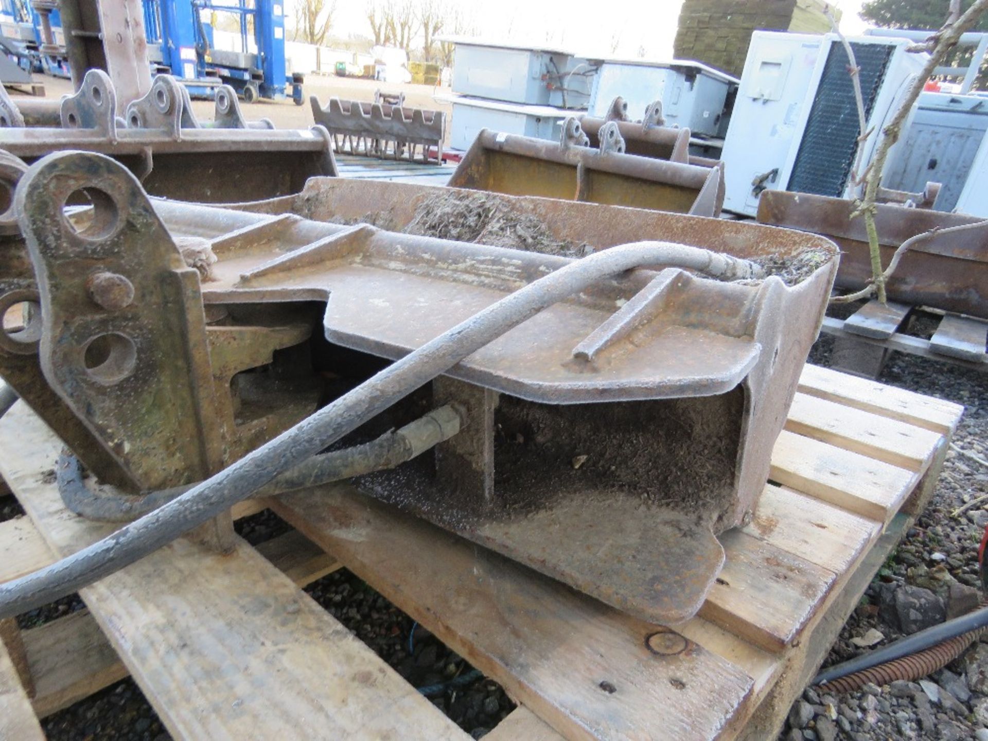 ANGLE TILT 900MM WIDE BUCKET FOR MINI DIGGER ON 30MM PINS. - Image 3 of 4
