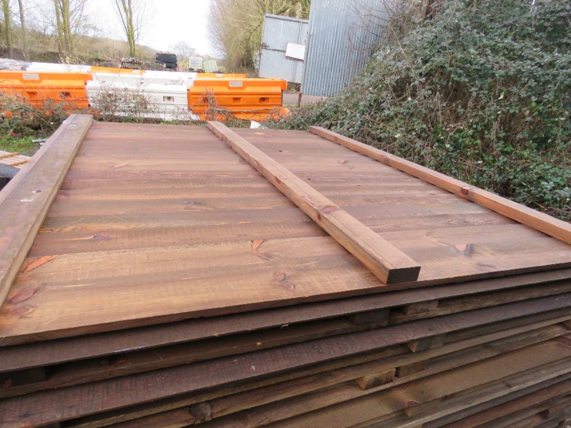 STACK OF APPROXIMATELY 28NO FEATHER EDGE FENCE PANELS 1.83M X 1.5M APPROX. THIS LOT IS SOLD UNDER - Image 3 of 3