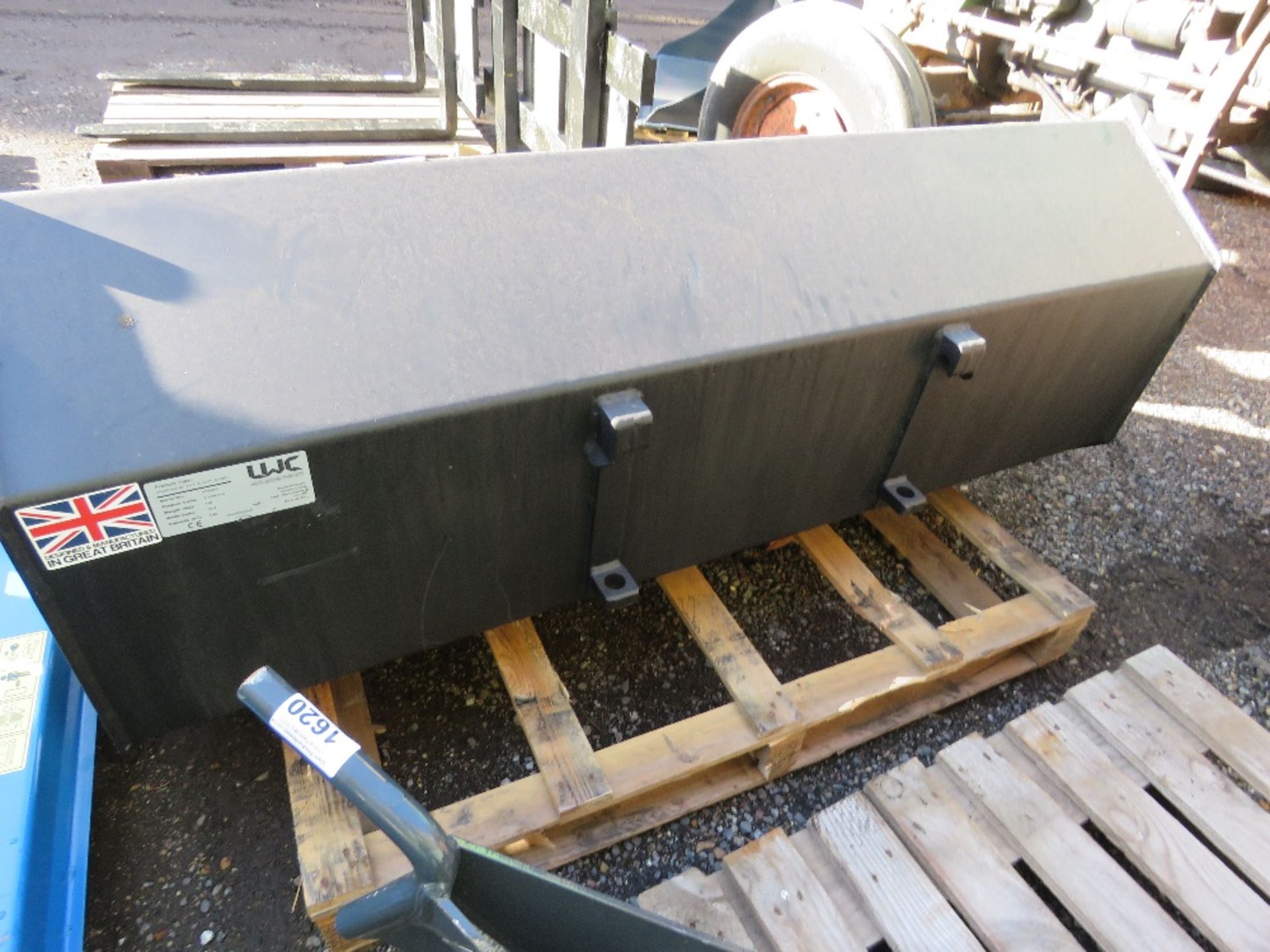 LWC 1.6M WIDE GENERAL PURPOSE LOADER BUCKET, 15CUBIC FOOT CAPACITY, WITH BRACKETS TO FIT AVANT, MUL - Image 2 of 3