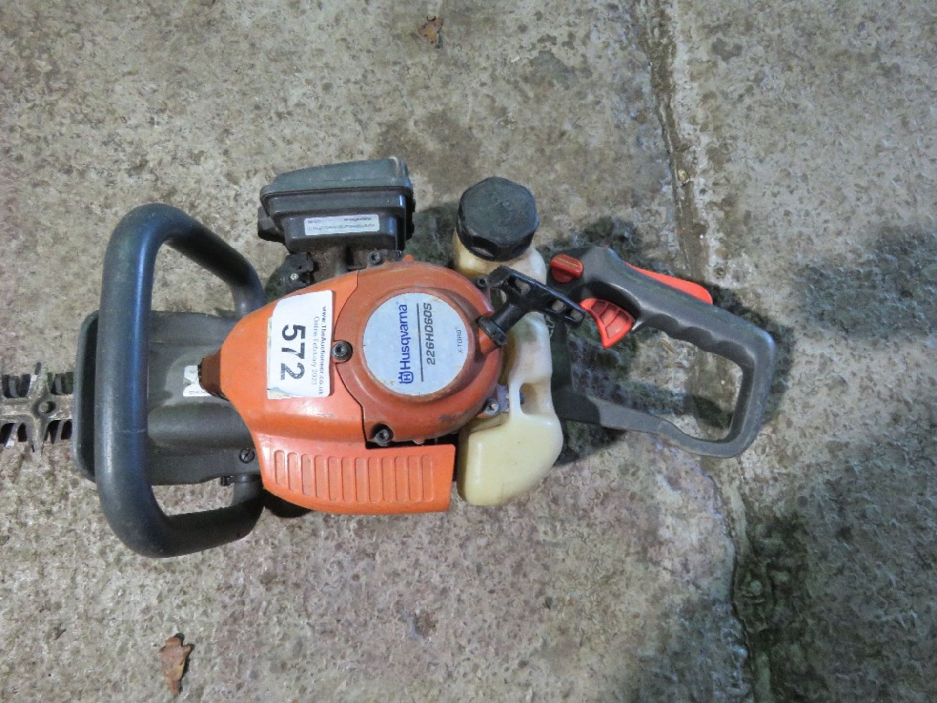 HUSQVARNA PETROL HEDGE CUTTER. THIS LOT IS SOLD UNDER THE AUCTIONEERS MARGIN SCHEME, THEREFORE NO - Image 2 of 5