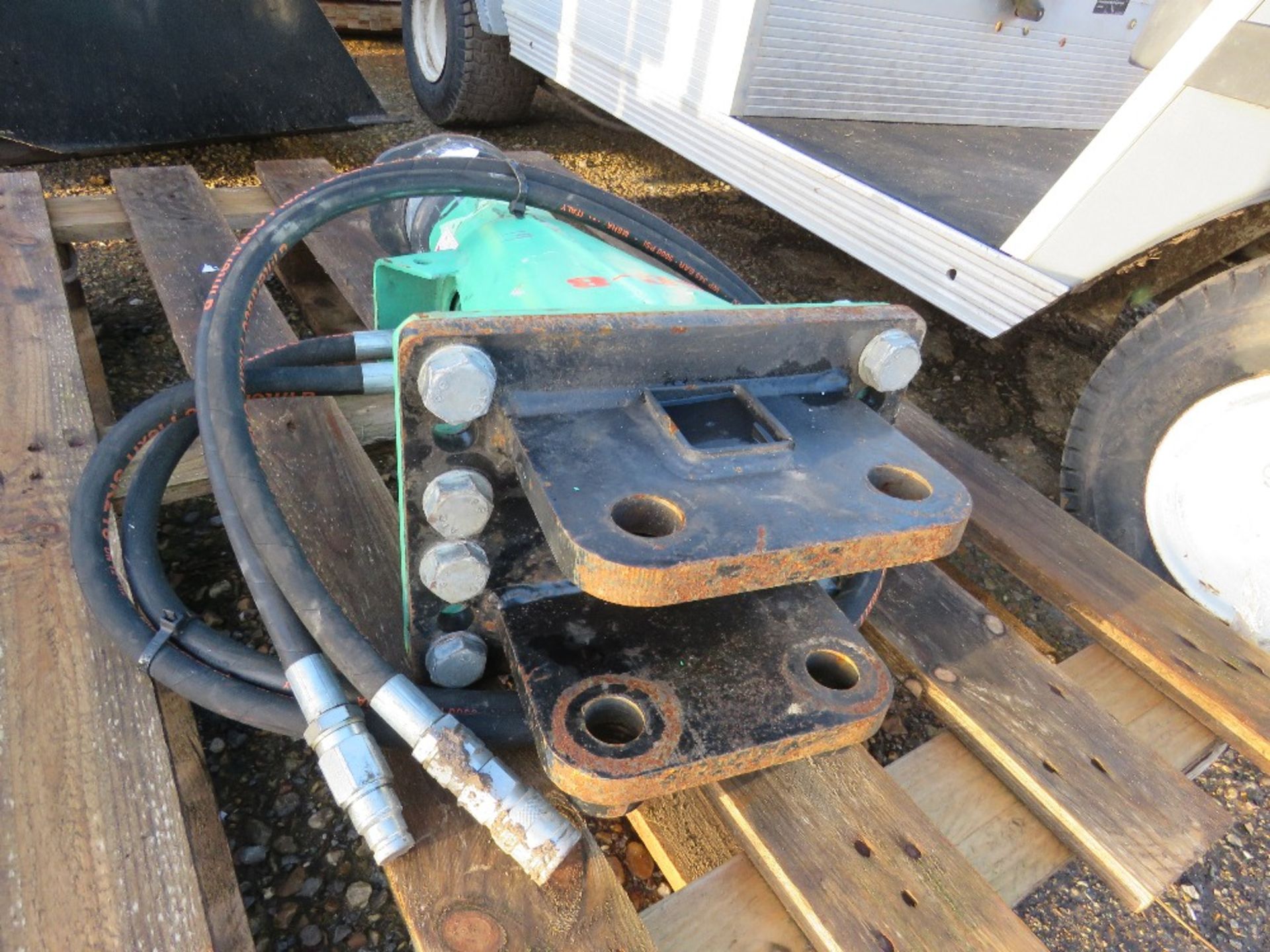 MONTABIRT CUP SC8 EXCAVATOR MOUNTED BREAKER, 30MM PINS. THIS LOT IS SOLD UNDER THE AUCTIONEERS MA - Image 2 of 4