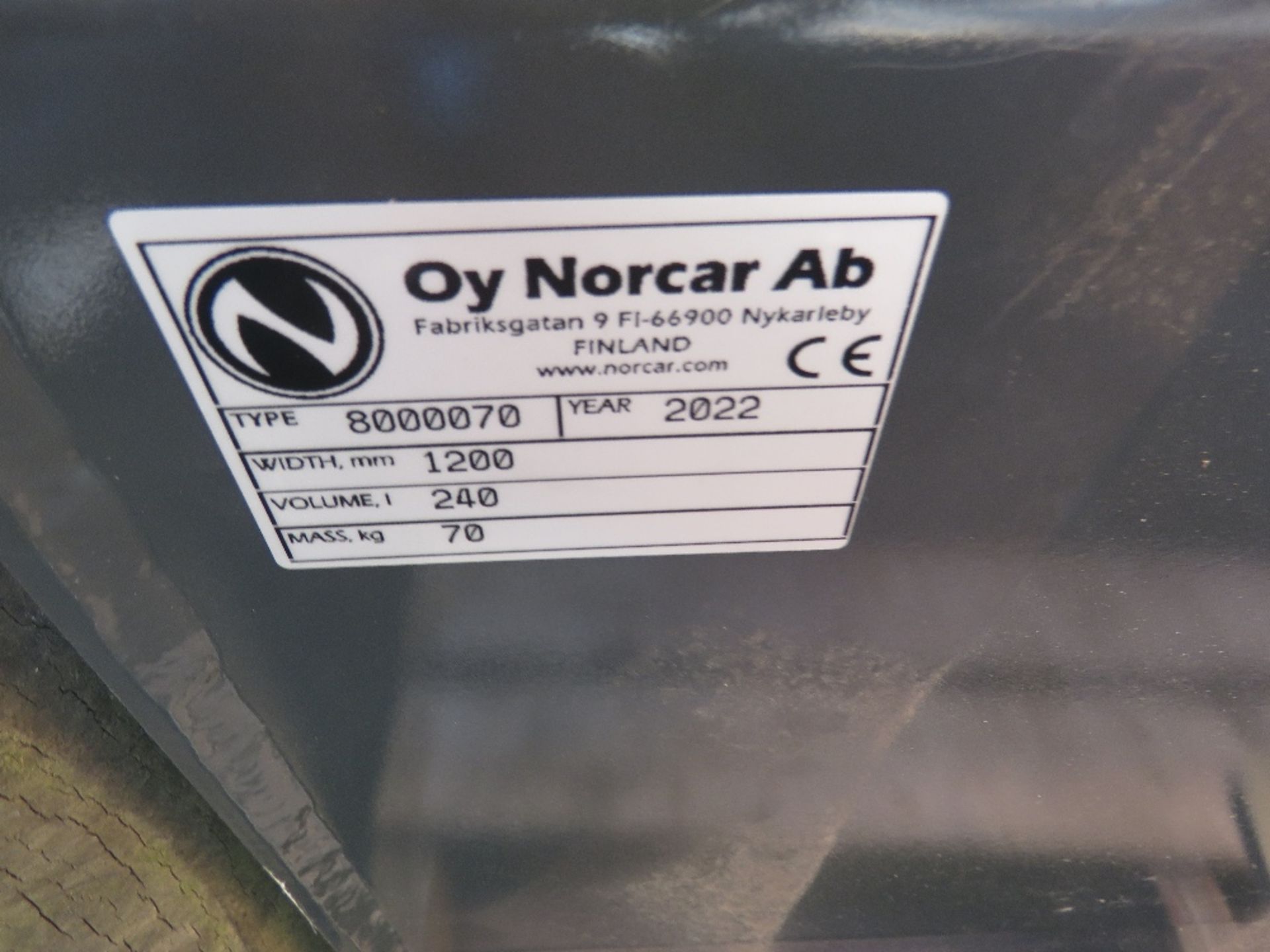 NORCAR BRANDED 1.2M WIDE LOADER BUCKET WITH BRACKETS TO FIT AVANT, MULTI ONE OR NORCAR LOADERS, 0.24 - Image 3 of 3