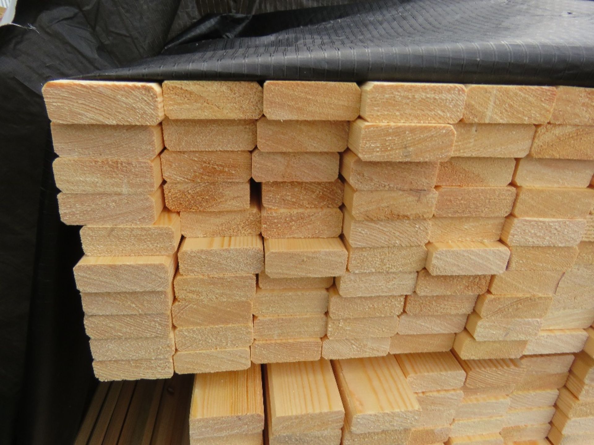 EXTRA LARGE PACK OF UNTREATED VENETIAN PALE / TRELLIS SLATS. 1.83M LENGTH X 45MM X 17MM APPROX. - Image 3 of 3