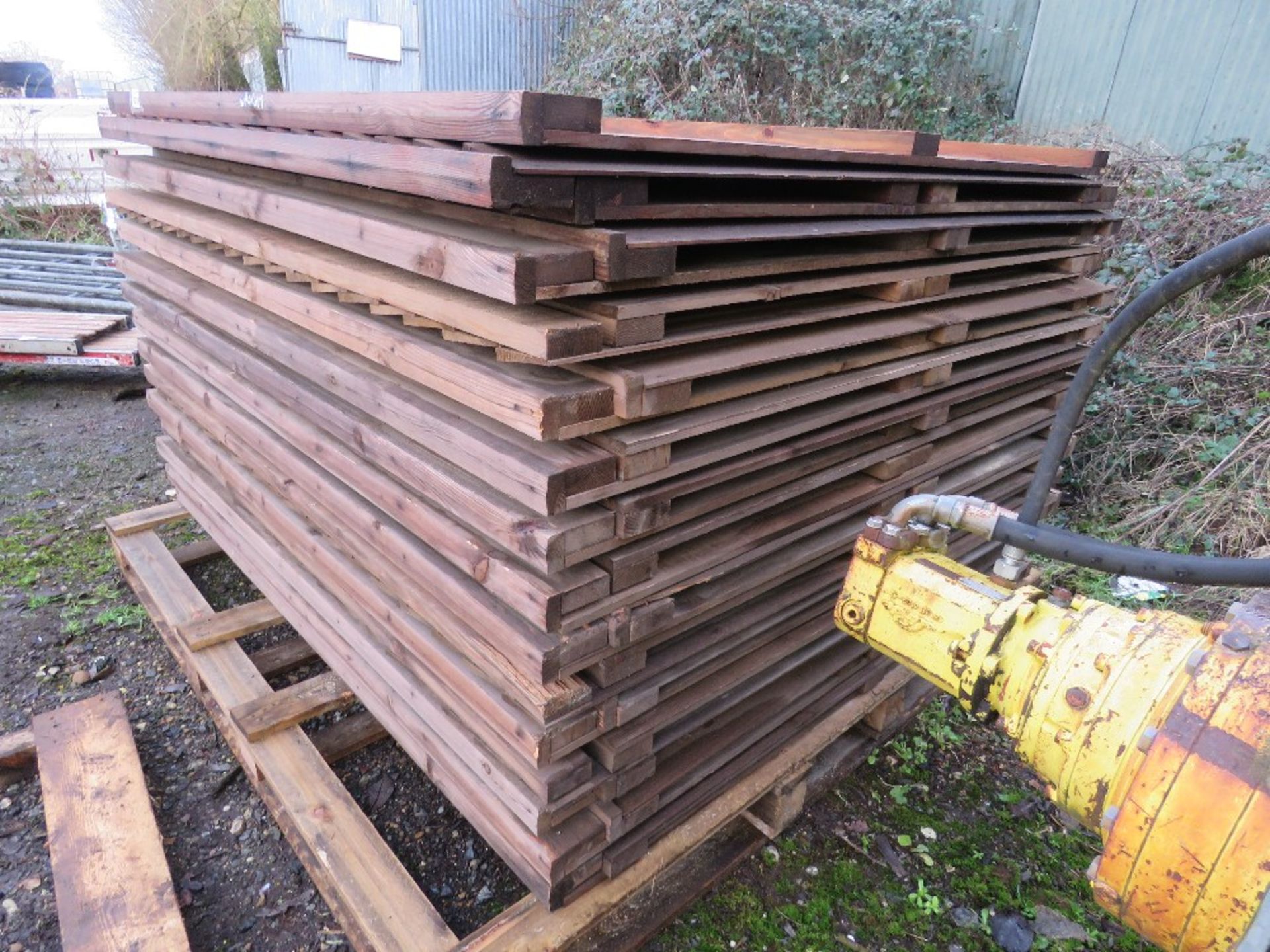 STACK OF APPROXIMATELY 28NO FEATHER EDGE FENCE PANELS 1.83M X 1.5M APPROX. THIS LOT IS SOLD UNDER - Image 2 of 3