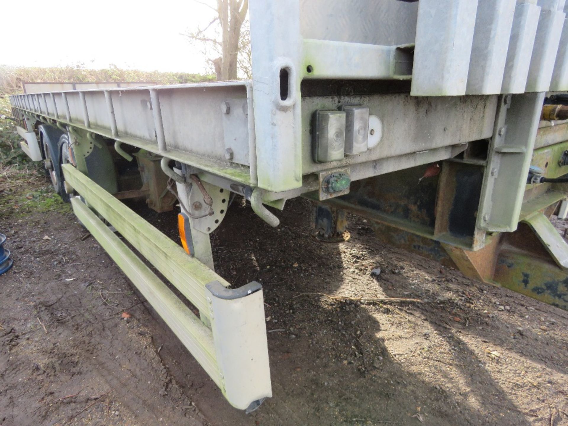 TWIN AXLED FLAT BED DRAWBAR TRAILER. 22FT BED WITH SAFETY ANTI FALL DROP IN SIDE POSTS. 2.55M WIDE. - Image 11 of 17