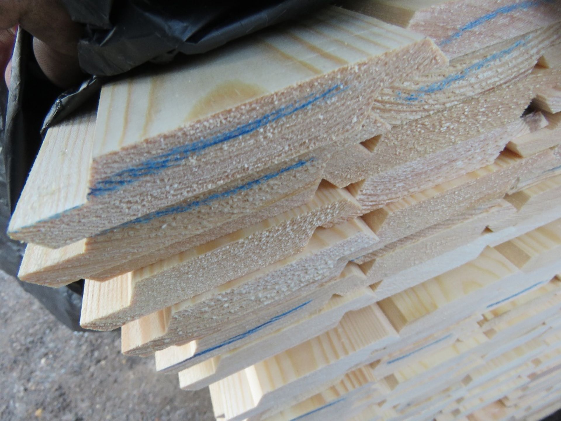 EXTRA LARGE PACK OF UNTREATED SHIPLAP FENCE CLADDING TIMBER BOARDS: 1.55M LENGTH X 100MM WIDTH APPRO - Image 3 of 3