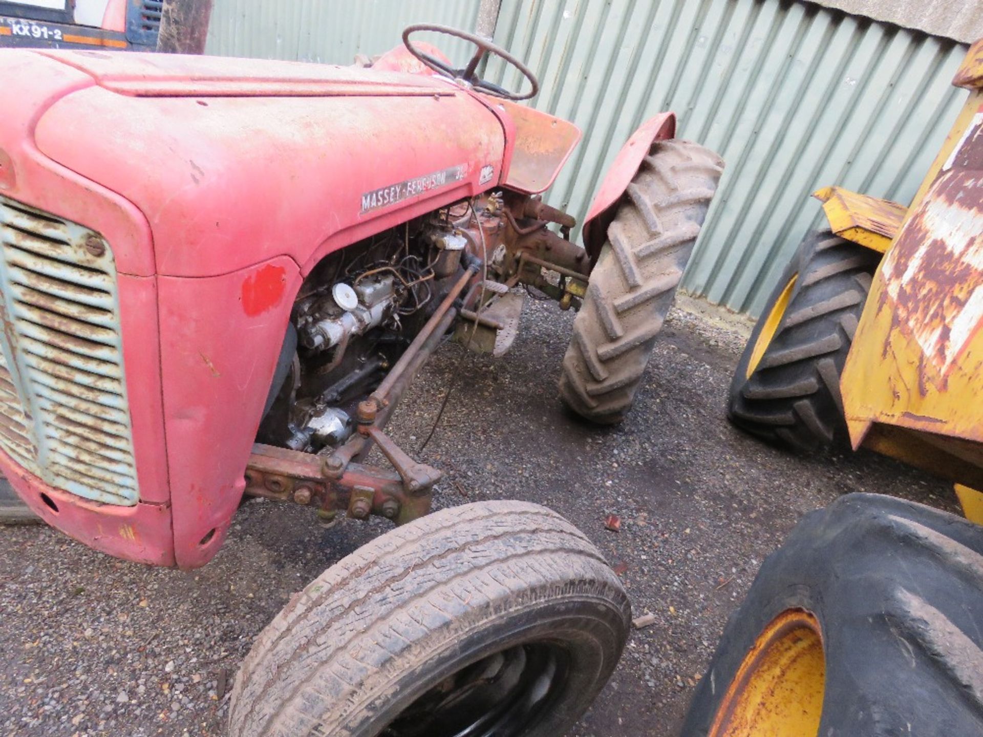 MASSEY FERGUSON 35 4 CYLINDER TRACTOR. BRIEF TESTING BY PUSHING SAW THE ENGINE TURN OVER AND TRY TO - Image 2 of 7