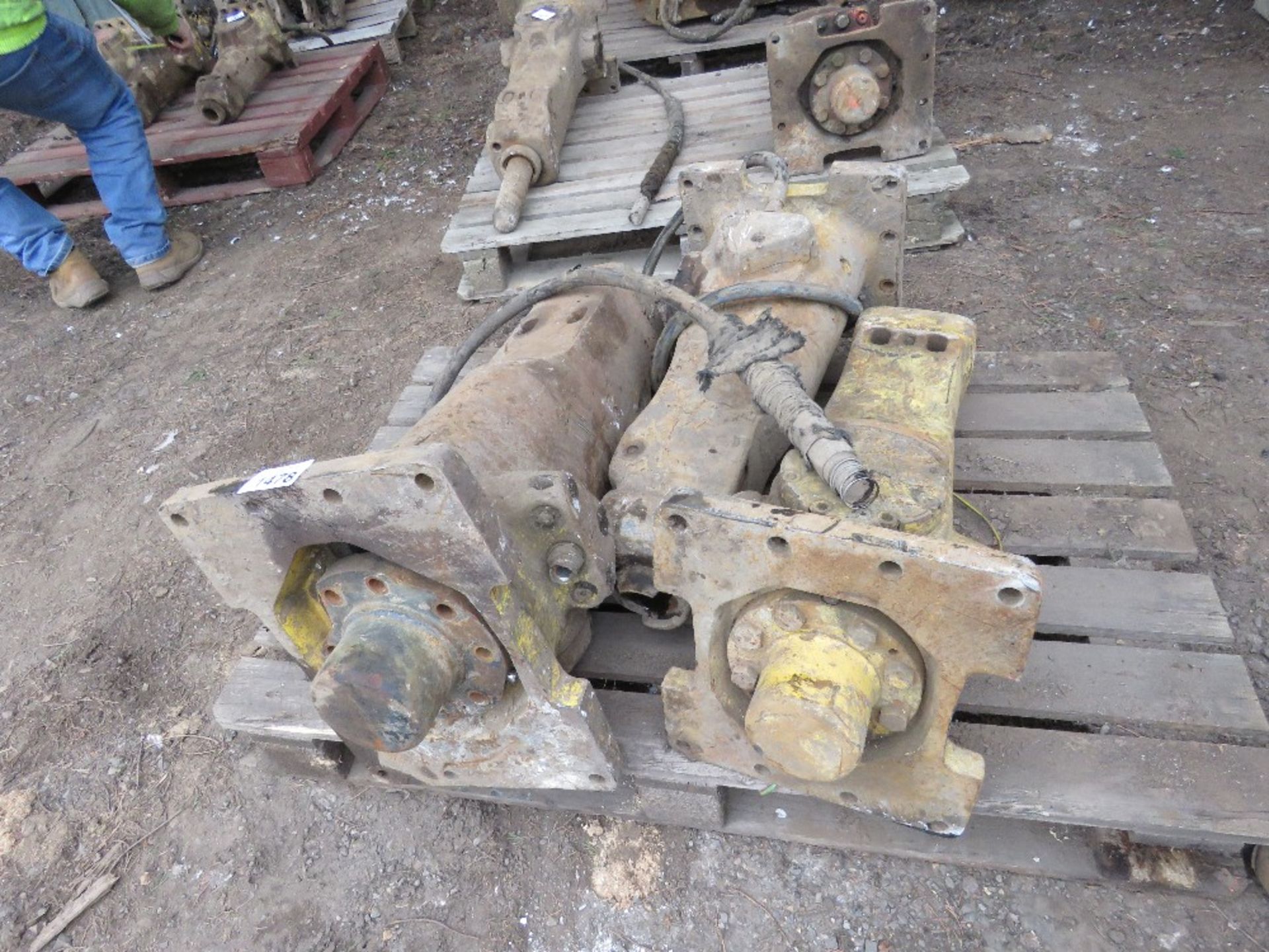 PALLET CONTAINING 3NO ATLAS COPCO HYDRAULIC EXCAVATOR MOUNTED BREAKERS, MAY BE INCOMPLETE. - Image 4 of 5