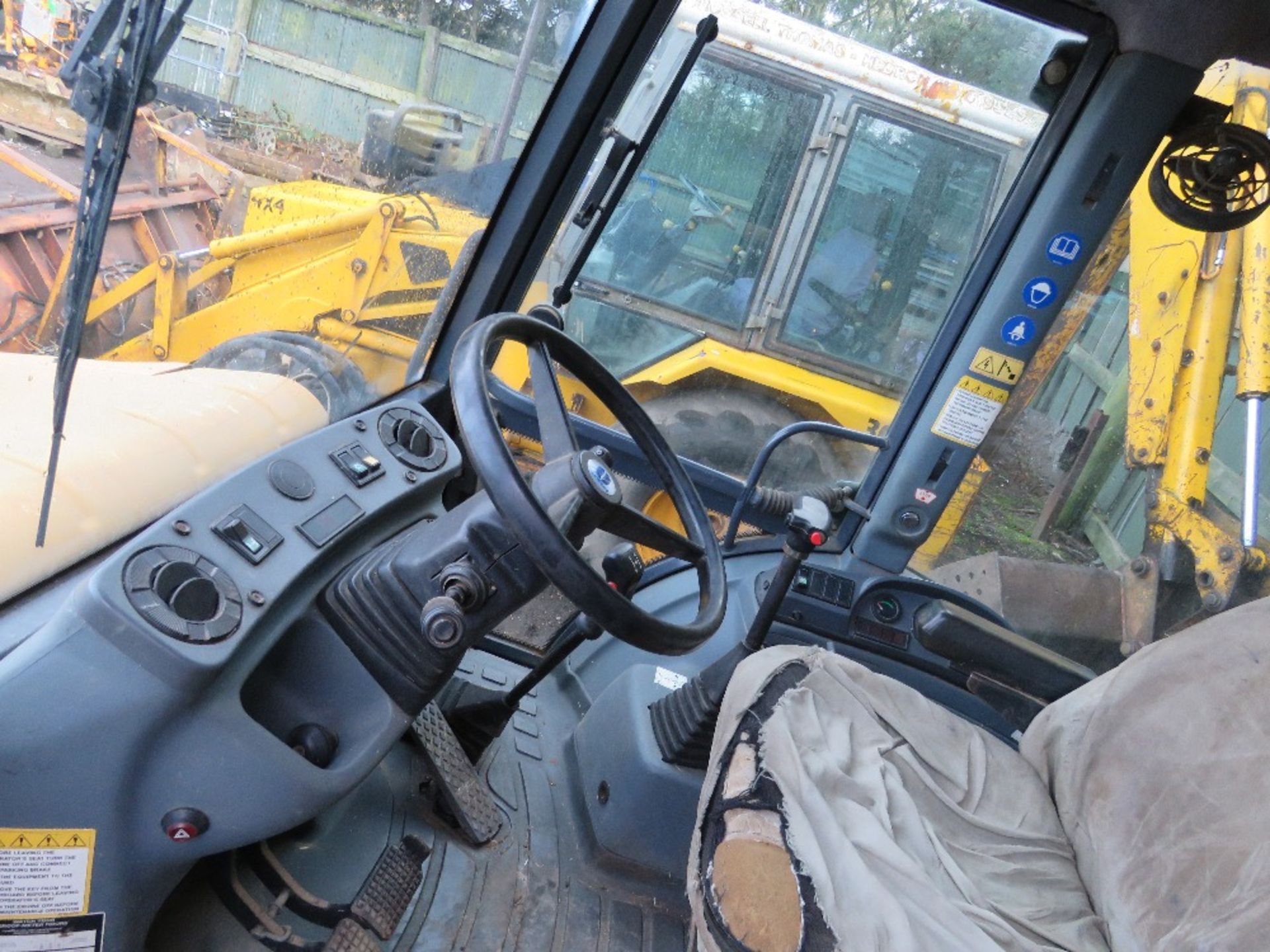 NEW HOLLAND 85 BACKHOE LOADER, REG: R978 JBJ. 8542 REC HOURS. WITH 4IN1 BUCKET AND ONE REAR BUCKET. - Image 8 of 10