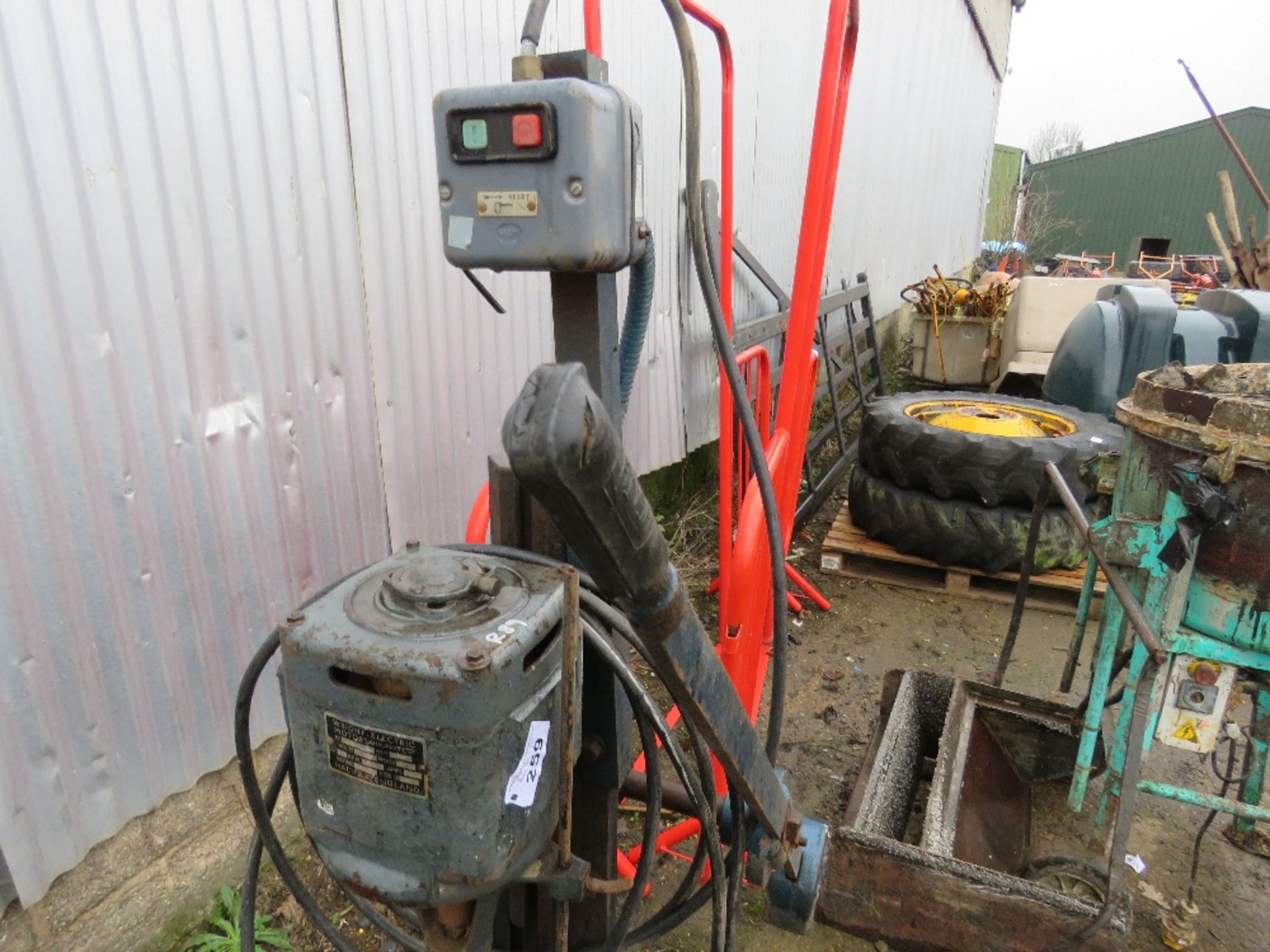 WOOD WORKING MORTICER MACHINE, 3 PHASE POWERED. THIS LOT IS SOLD UNDER THE AUCTIONEERS MARGIN SCH - Image 3 of 8