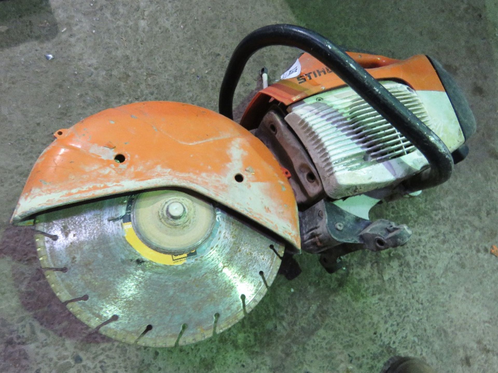 STIHL TS410 PETROL SAW WITH A BLADE. THIS LOT IS SOLD UNDER THE AUCTIONEERS MARGIN SCHEME, THEREF - Image 4 of 4