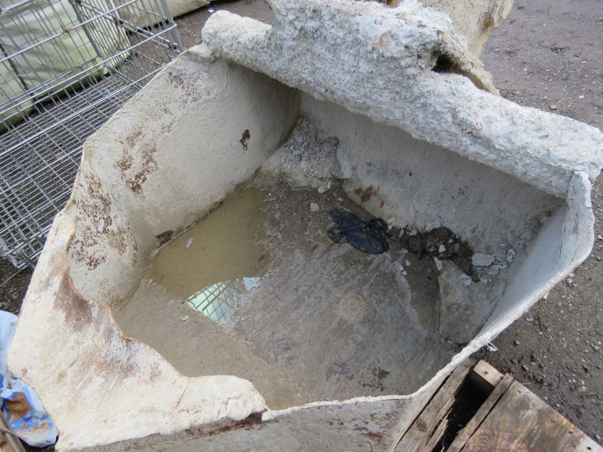 CONCRETE POURING FUNNEL BUCKET FOR 13/14 TONNE EXCAVATOR ON 65MM PINS. - Image 2 of 3