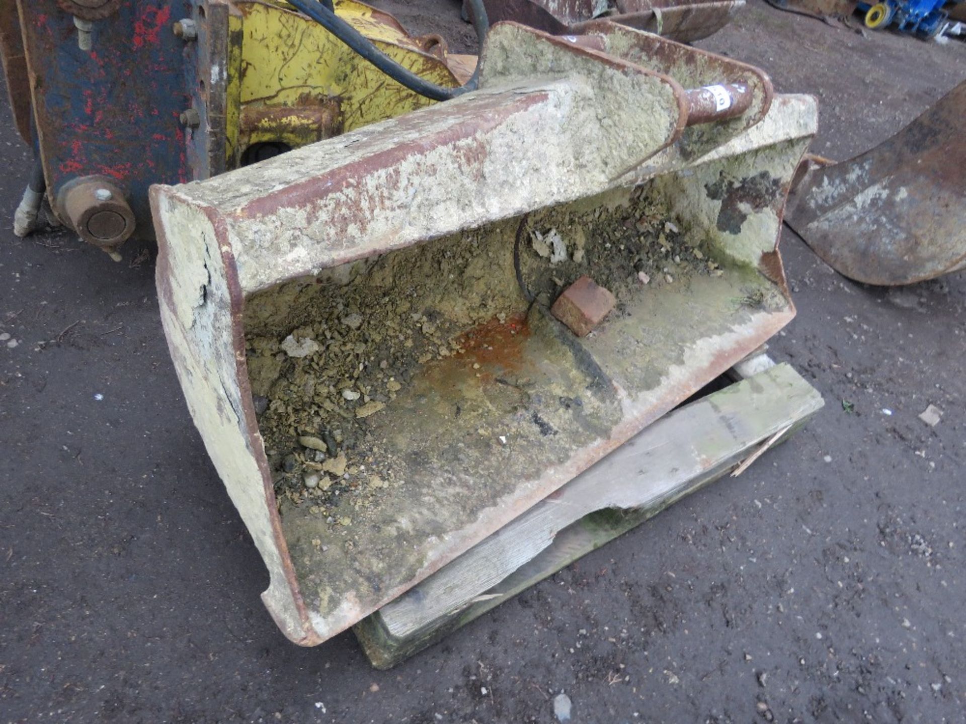 EXCAVATOR GRADING BUCKET ON 50MM PINS, 5FT WIDTH APPROX.
