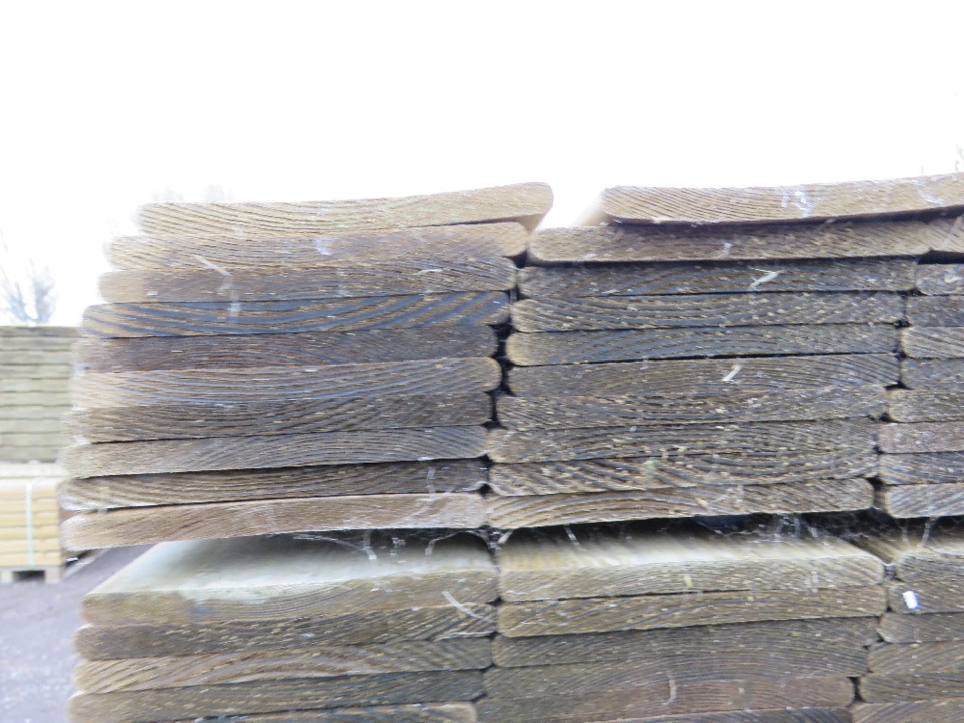 2 X PALLETS OF TREATED HIT AND MISS FENCE CLADDING BOARDS 1.04M LENGTH X 100MM WIDTH APPROX. - Image 4 of 4