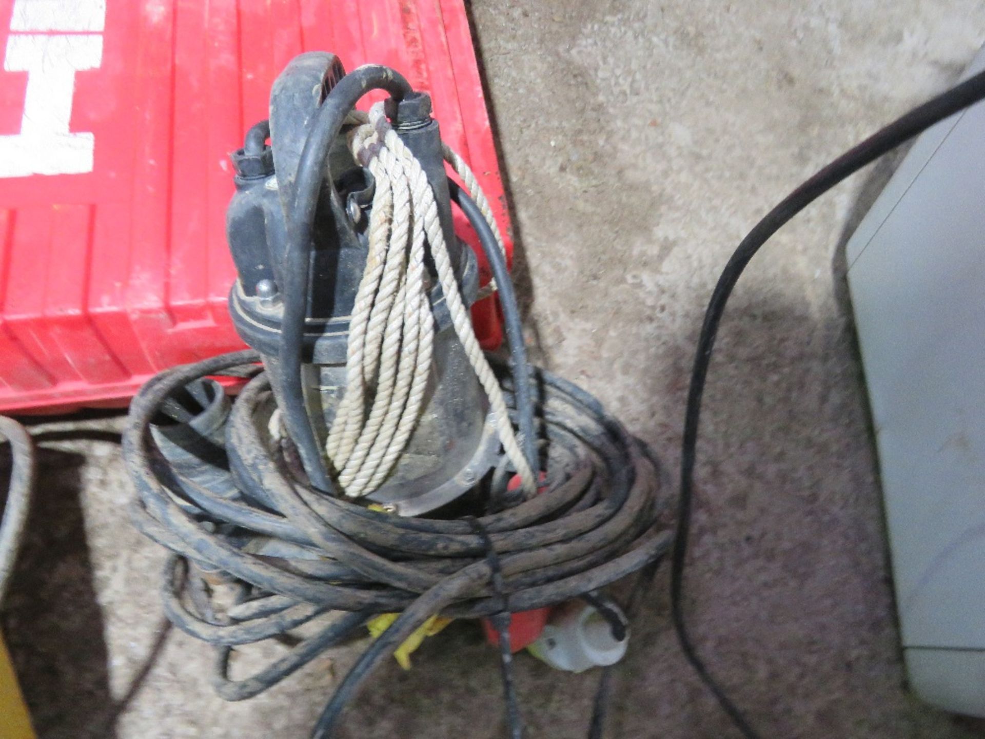 SUBMERSIBLE WATER PUMP PLUS A TRANSFORMER. - Image 3 of 5