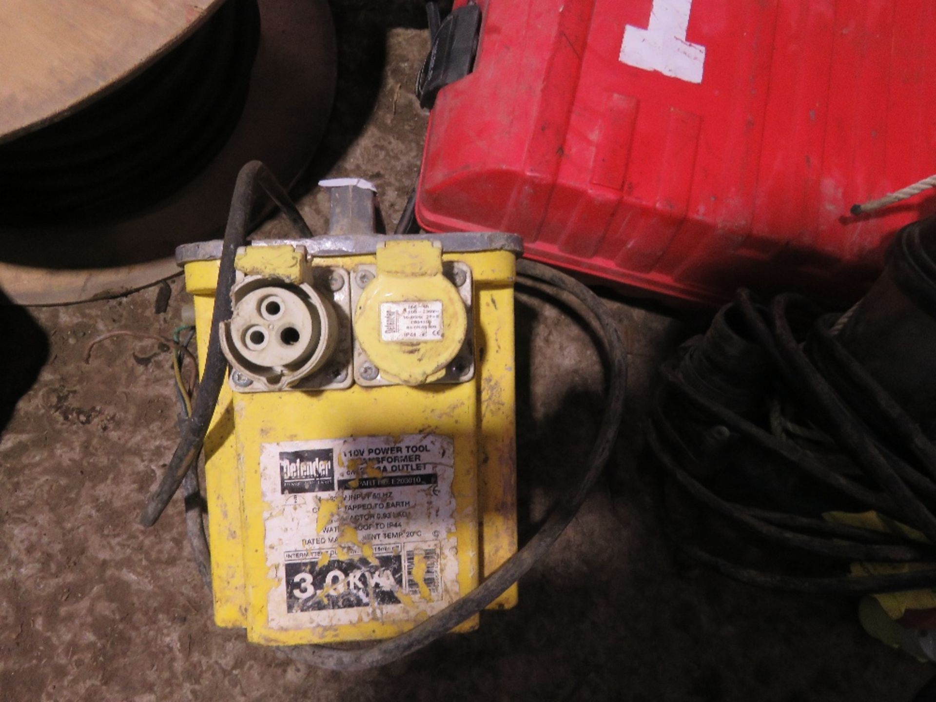 SUBMERSIBLE WATER PUMP PLUS A TRANSFORMER. - Image 2 of 5