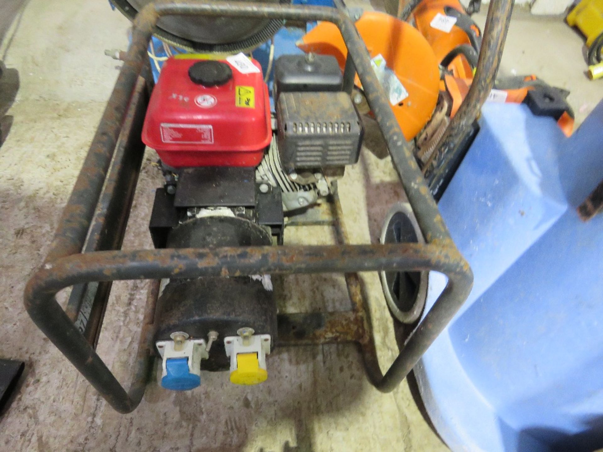 HONDA DUAL VOLTAGE PETROL ENGINED GENERATOR. THIS LOT IS SOLD UNDER THE AUCTIONEERS MARGIN SCHEME - Image 2 of 3