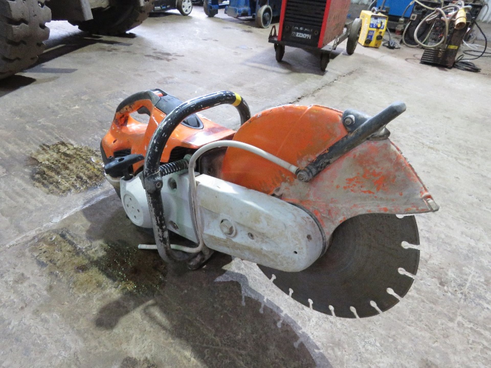 STIHL TS420 PETROL SAW WITH A BLADE FITTED. - Image 2 of 4