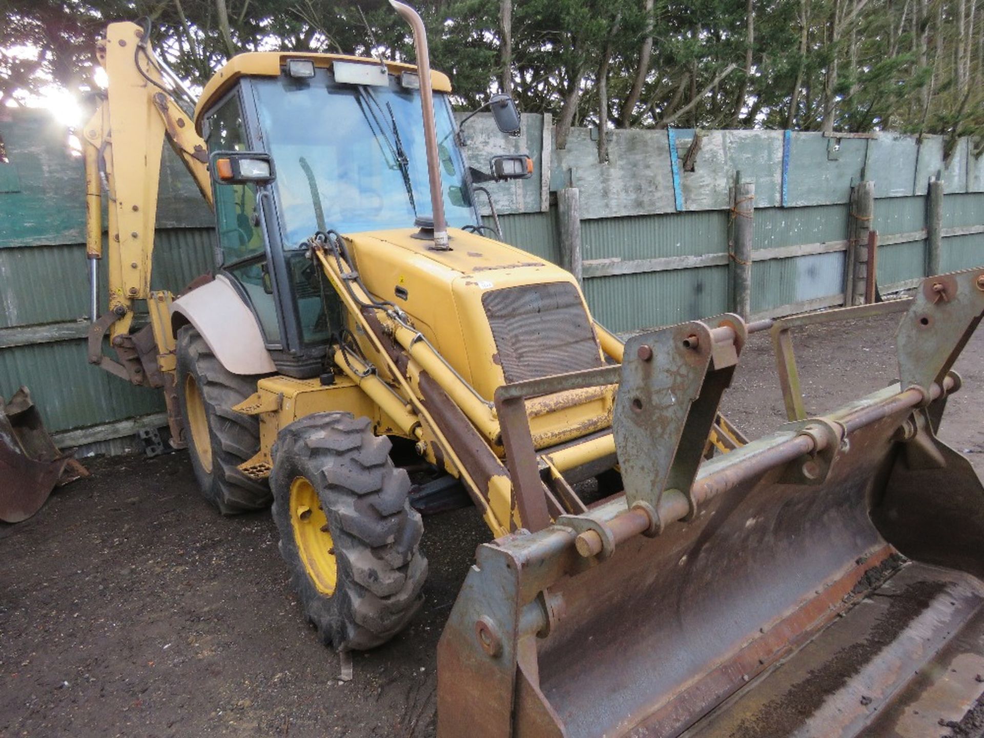 NEW HOLLAND 85 BACKHOE LOADER, REG: R978 JBJ. 8542 REC HOURS. WITH 4IN1 BUCKET AND ONE REAR BUCKET.