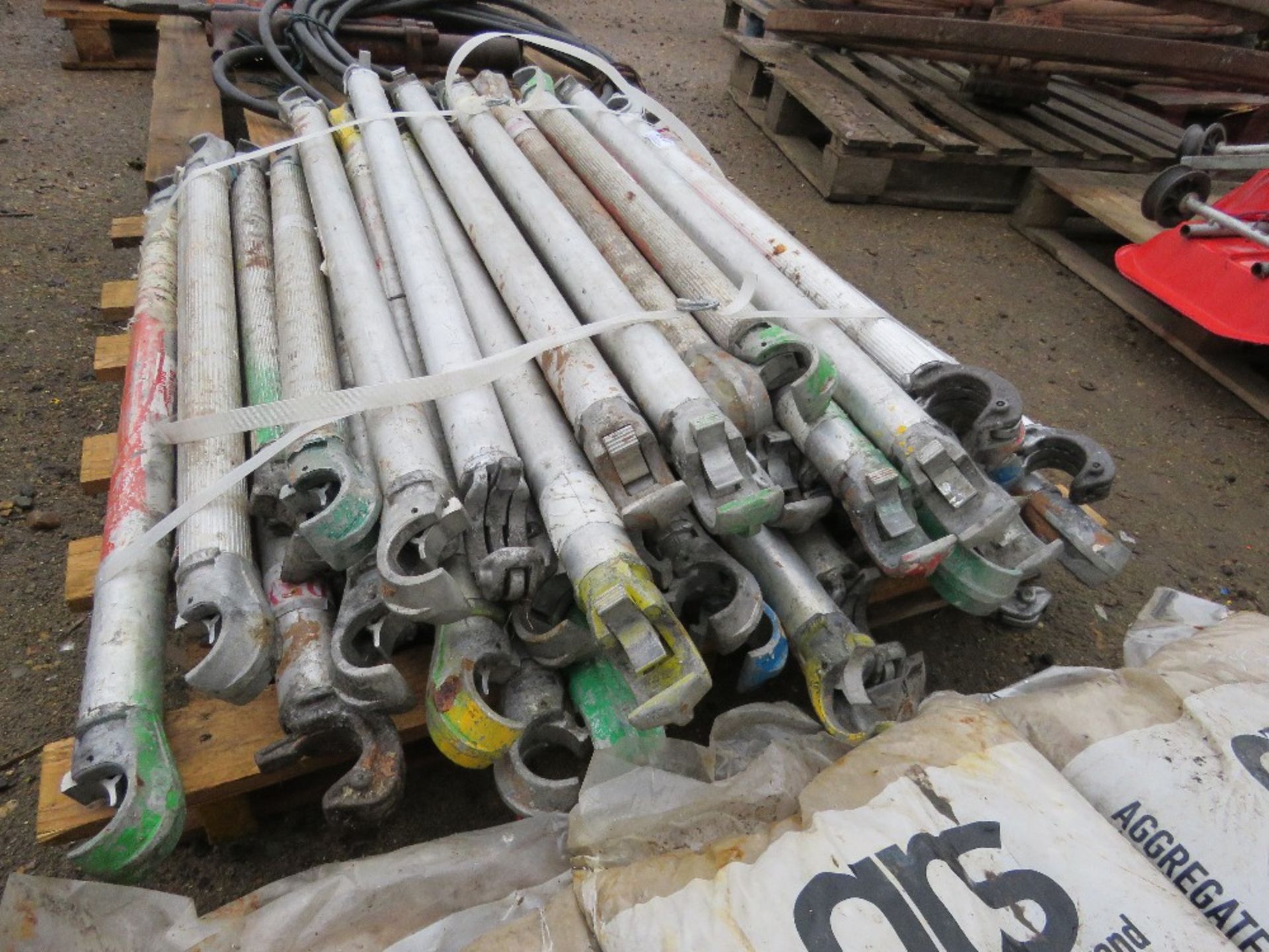 QUANTITY OF SHORT ALUMINIUM SCAFFOLD TOWER POLES. THIS LOT IS SOLD UNDER THE AUCTIONEERS MARGIN SCH - Image 3 of 3