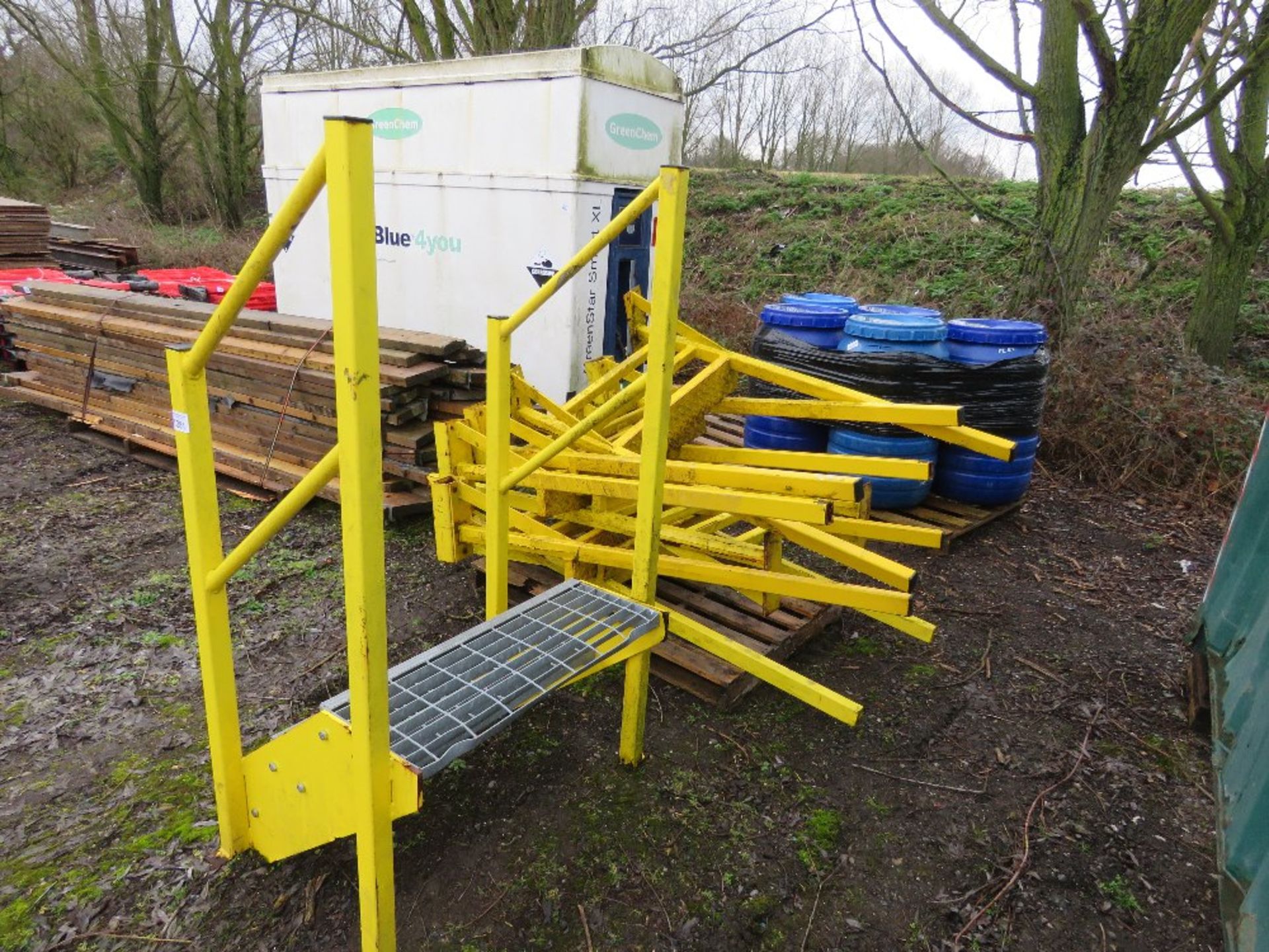 YELLOW STEP UNITS FOR PORTACABIN ETC. - Image 2 of 5