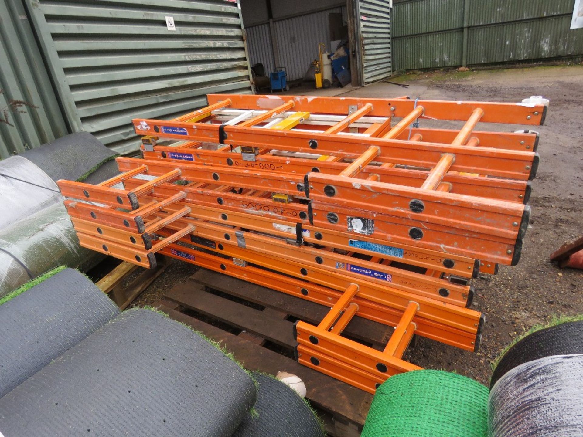 4 X CLOW GRP PODIUM FRAMES, APPEAR LITTLE USED. REQUIRE PLATFORMS. THIS LOT IS SOLD UNDER THE AUC - Image 3 of 4