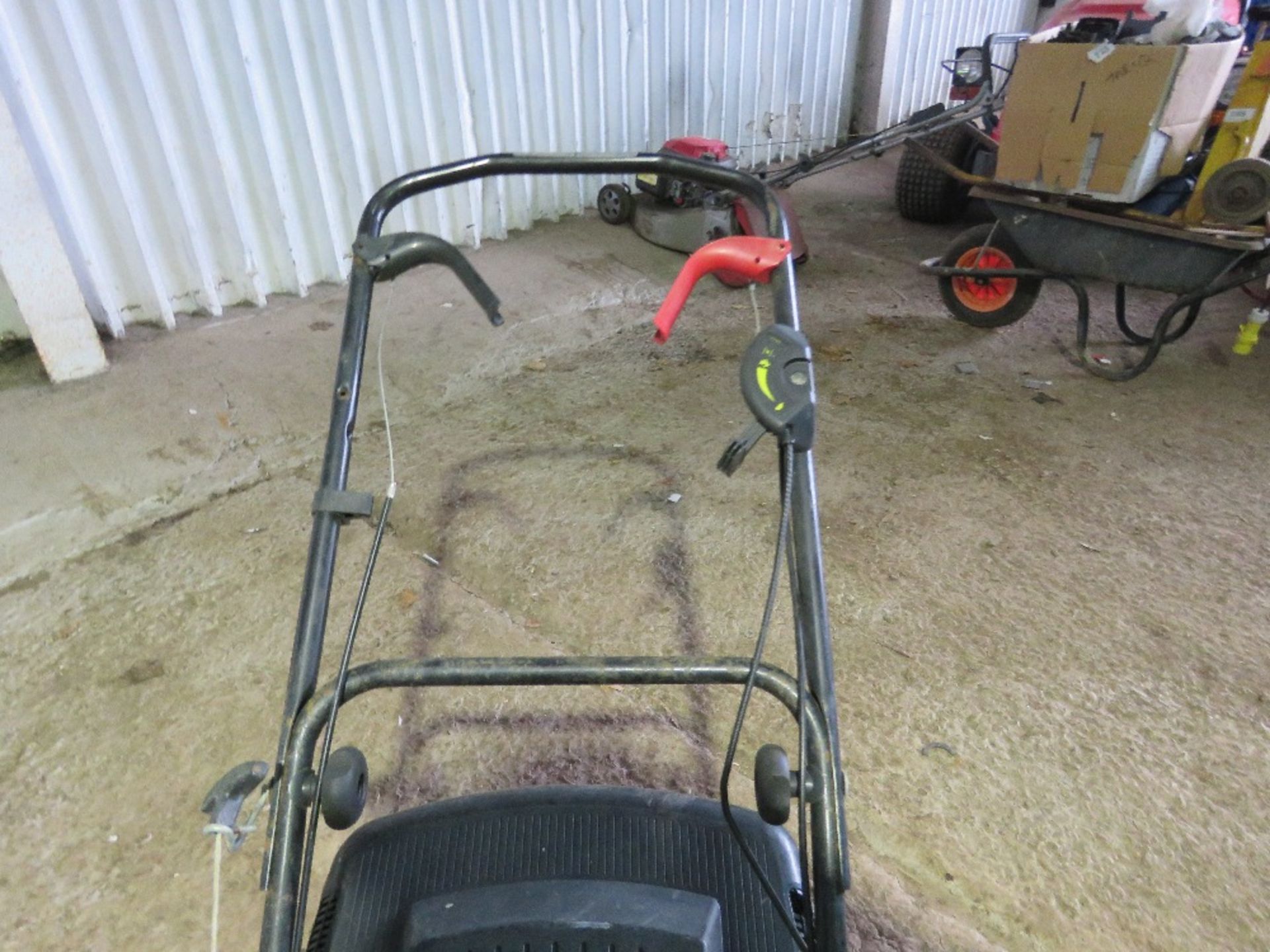 MOUNTFIELD PETROL ENGINED LAWNMOWER WITH A COLLECTOR. - Image 3 of 4