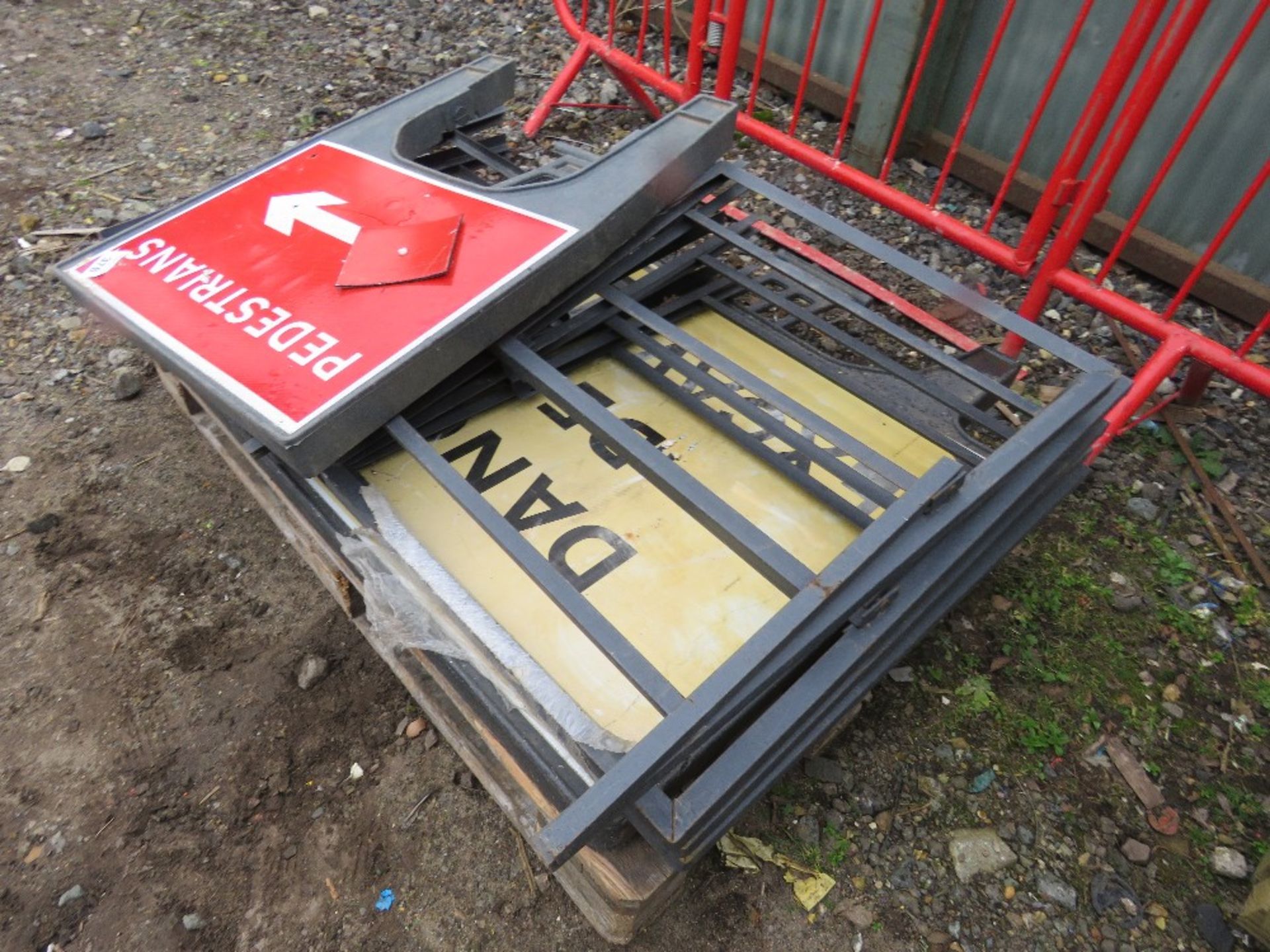 PALLET OF ROAD SIGNS. THIS LOT IS SOLD UNDER THE AUCTIONEERS MARGIN SCHEME, THEREFORE NO VAT WILL - Image 3 of 3