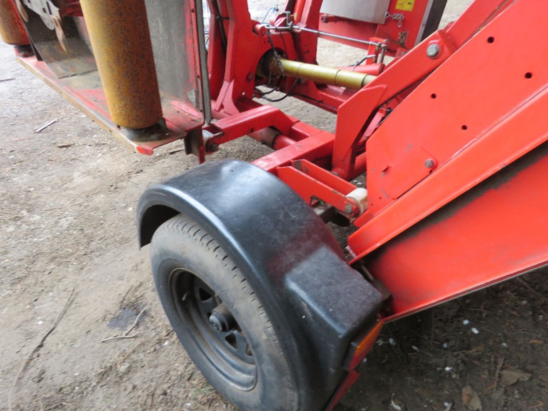 TRIMAX 728-610-400 BATWING TYPE ROLLER MOWER, YEAR 2017. PEGASUS S3 HEADS. NB: REQUIRES REPAIR TO CH - Image 6 of 14