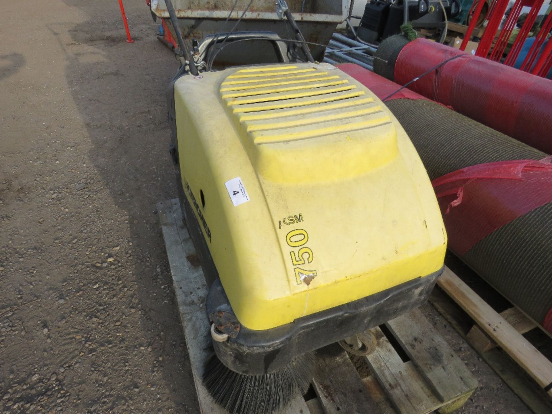 KARCHER KSM750 PETROL ENGINED PEDESTRIAN SWEEPER UNIT, LOW HOURS, CONDITION UNKNOWN. THIS LOT IS - Image 2 of 6