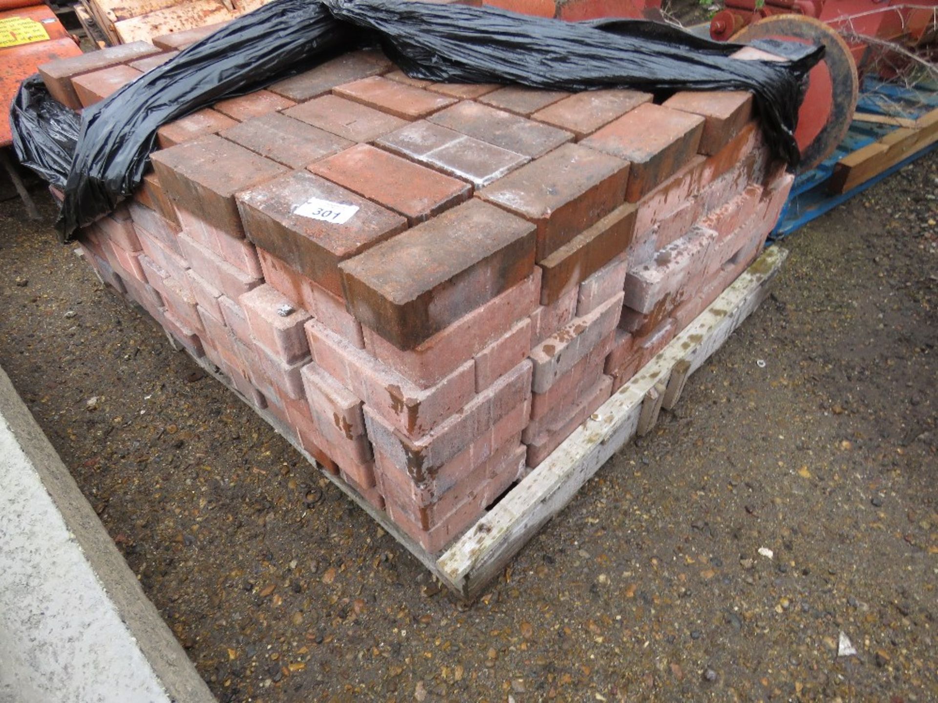 PALLET OF RED PAVERS. - Image 3 of 3