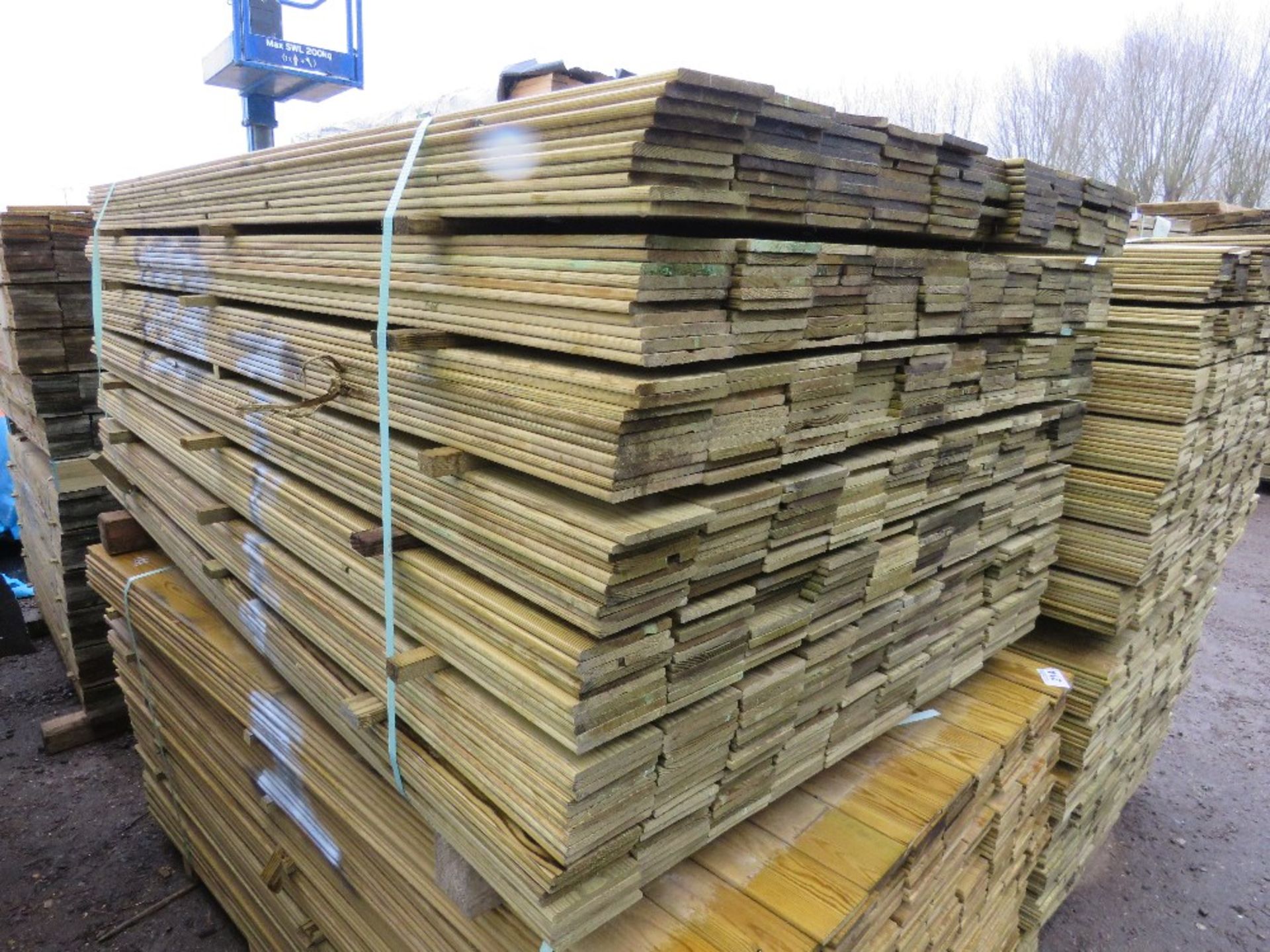 LARGE PACK OF PRESSURE TREATED HIT AND MISS TIMBER CLADDING BOARDS: 1.64M LENGTH X 100MM WIDTH APPRO