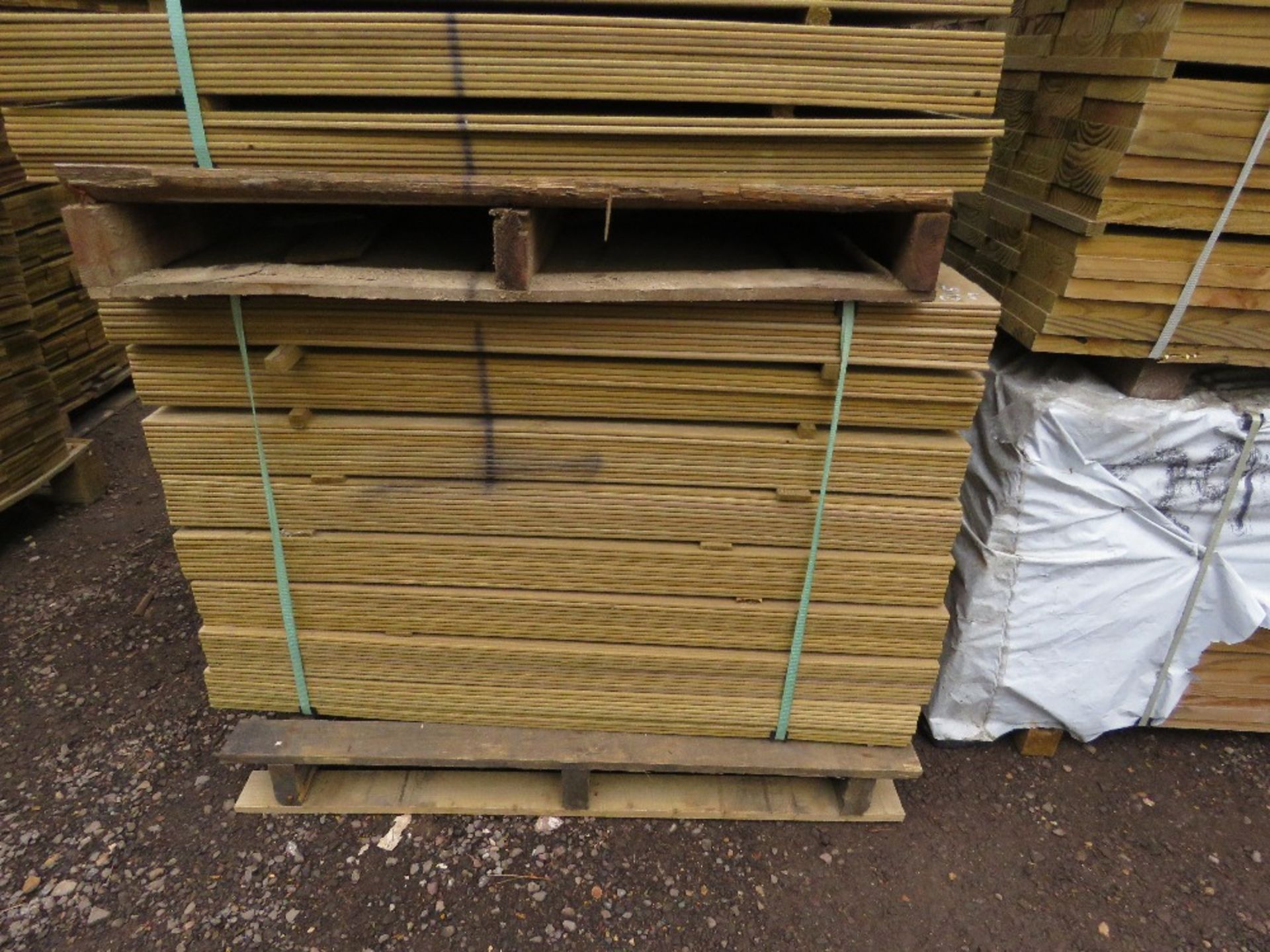2 X PALLETS OF TREATED HIT AND MISS FENCE CLADDING BOARDS 1.04M LENGTH X 100MM WIDTH APPROX. - Image 4 of 6