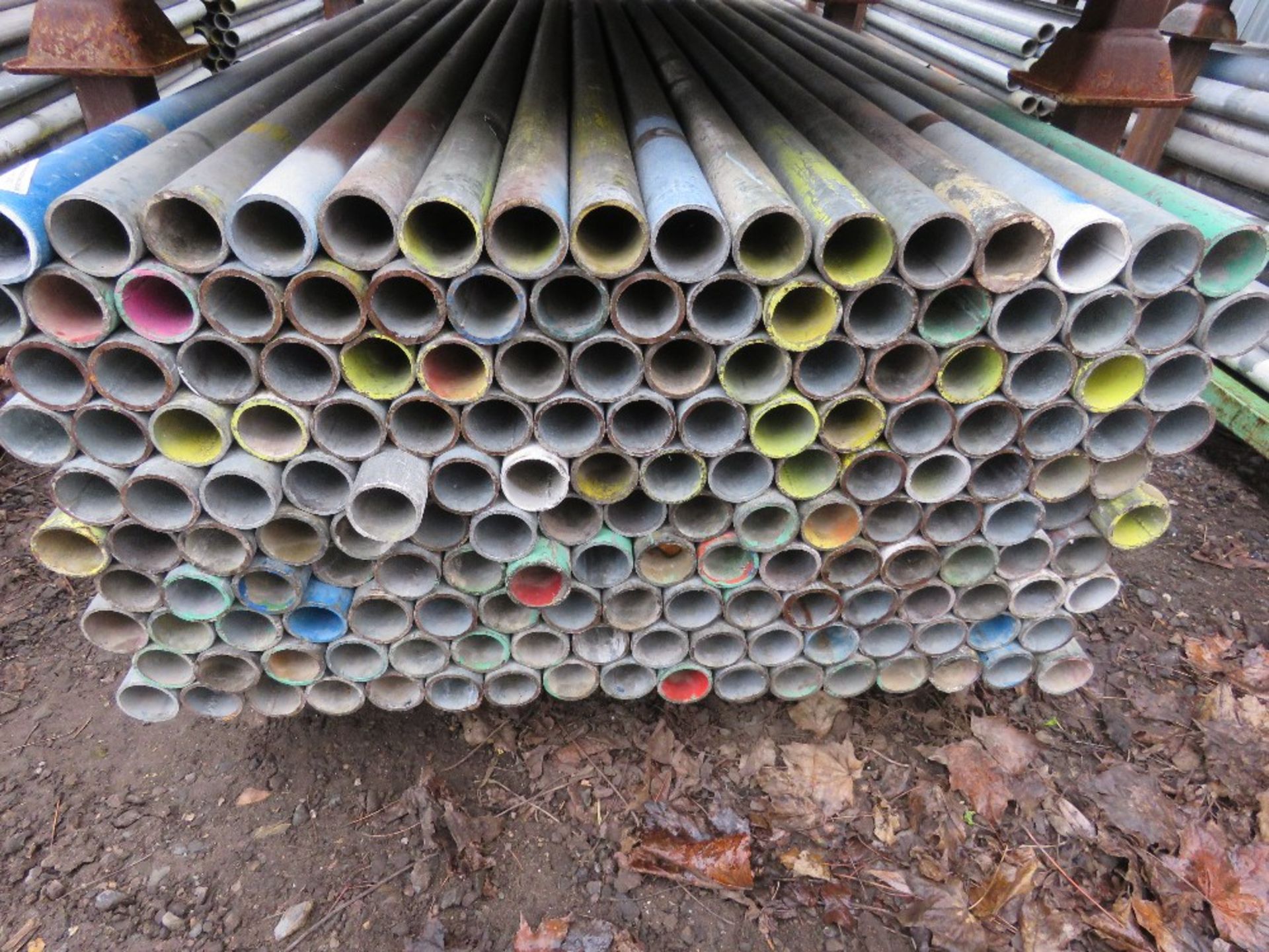 STILLAGE CONTAINING APPROXIMATELY 165NO STEEL SCAFFOLD TUBES, 5FT LENGTH APPROX.