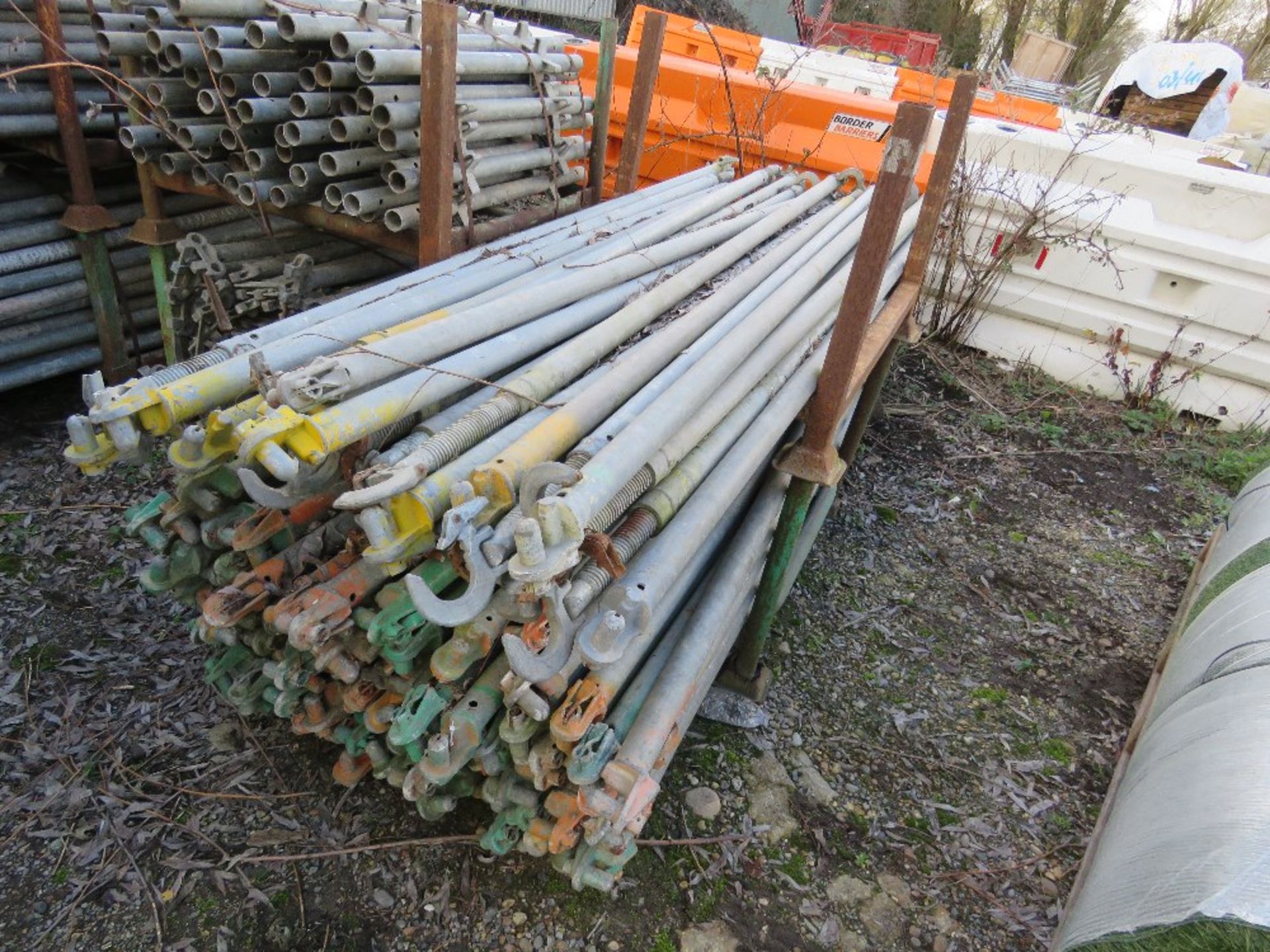 LARGE QUANTITY OF LEADA ACROW QUICK STAGE STYLE SCAFFOLDING ITEMS, CONTAINED IN 20 X STILLAGES. THIS - Image 4 of 16