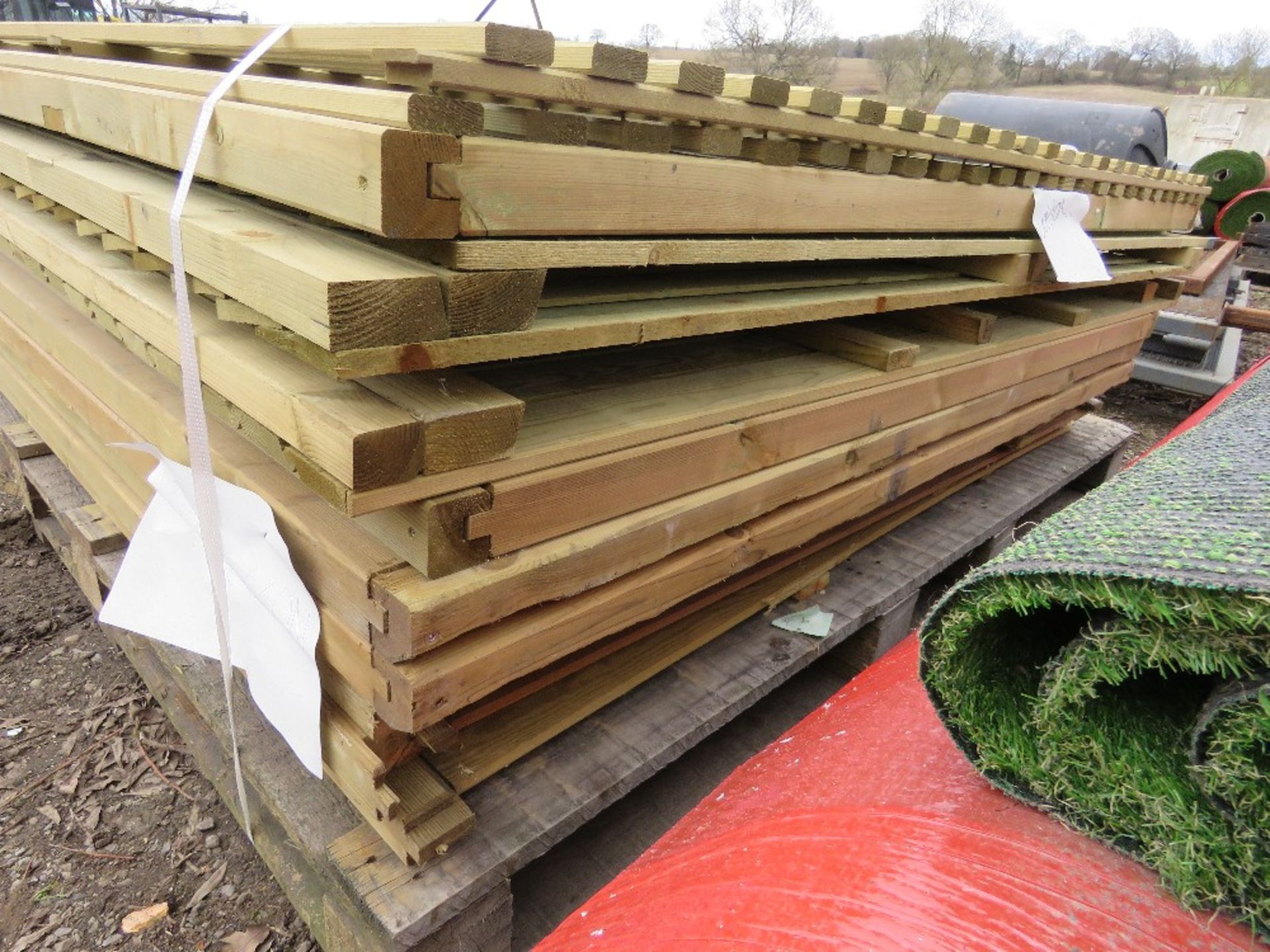 STACK OF APPROXIMATELY 12NO MIXED WOODEN FENCE PANELS. - Image 4 of 5