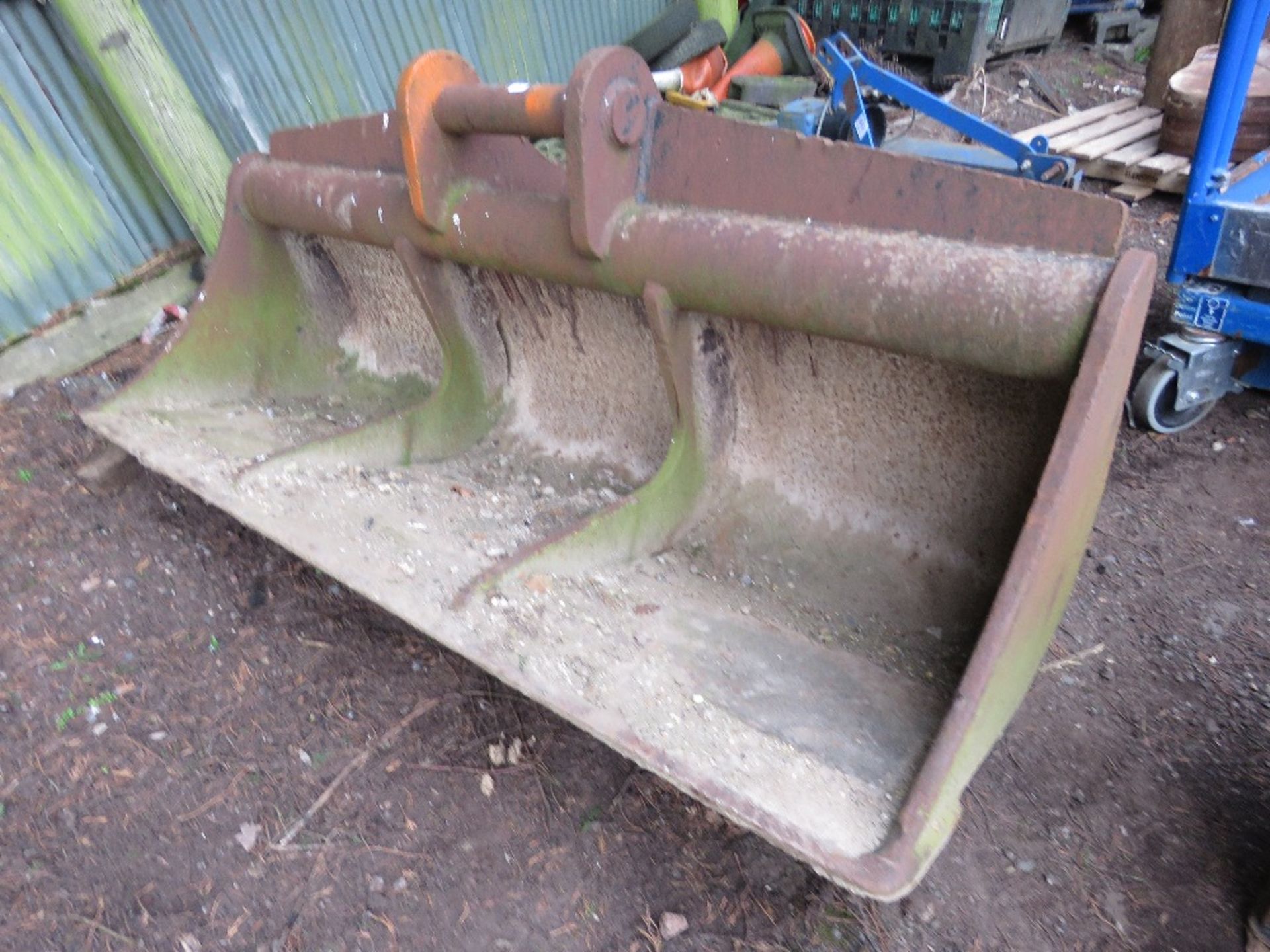 GRADING BUCKET FOR HITACHI ZAXIS 280 EXCAVATOR OR SIMILAR, 90MM PINS, 2.2M WIDTH. THIS LOT IS SOL