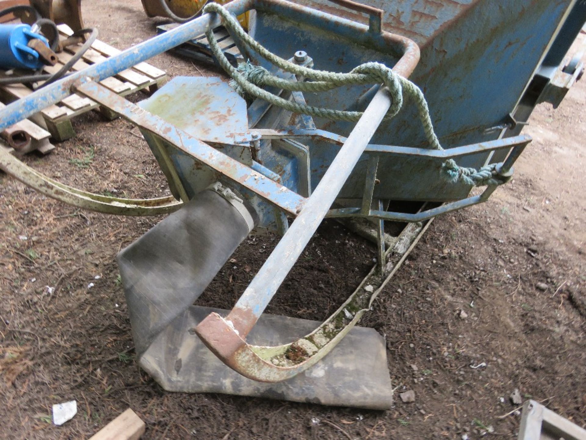 CONQUIP CONCRETE FUNNEL SKIP. - Image 2 of 3