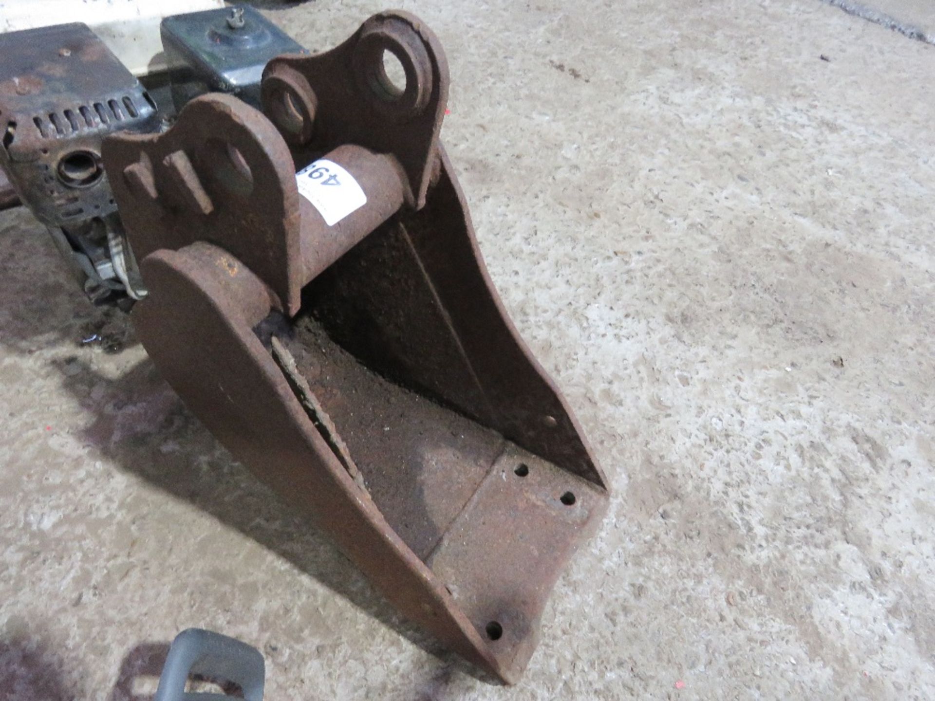 MINI EXCAVATOR BUCKET, 9" WIDTH ON 30MM PINS APPROX. THIS LOT IS SOLD UNDER THE AUCTIONEERS MARGI - Image 2 of 2