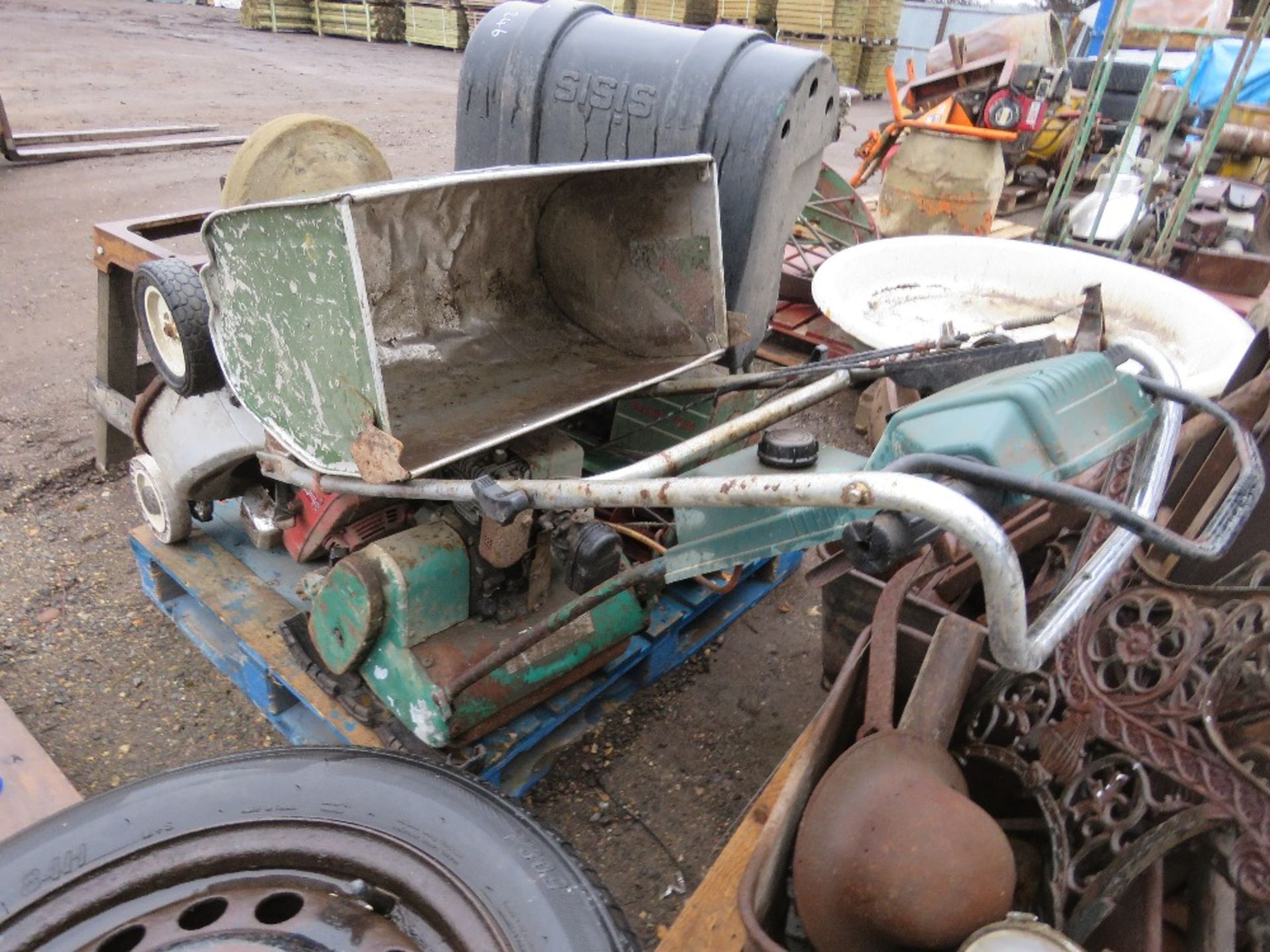 3 X ASSORTED MOWERS. THIS LOT IS SOLD UNDER THE AUCTIONEERS MARGIN SCHEME, THEREFORE NO VAT WILL - Bild 3 aus 7