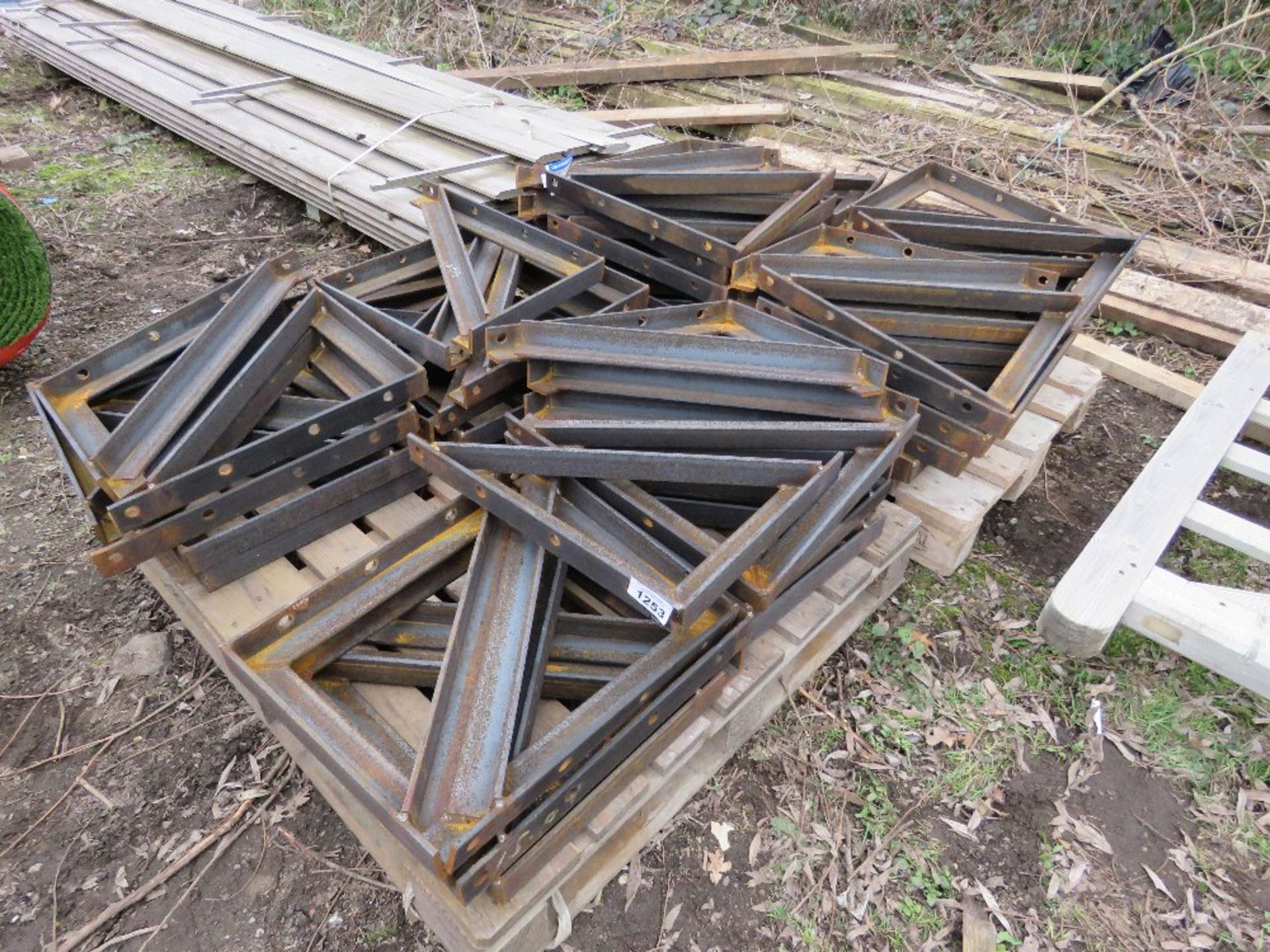 2 X PALLETS OF HEAVY DUTY RIGHT ANGLE BRACKETS. THIS LOT IS SOLD UNDER THE AUCTIONEERS MARGIN SC