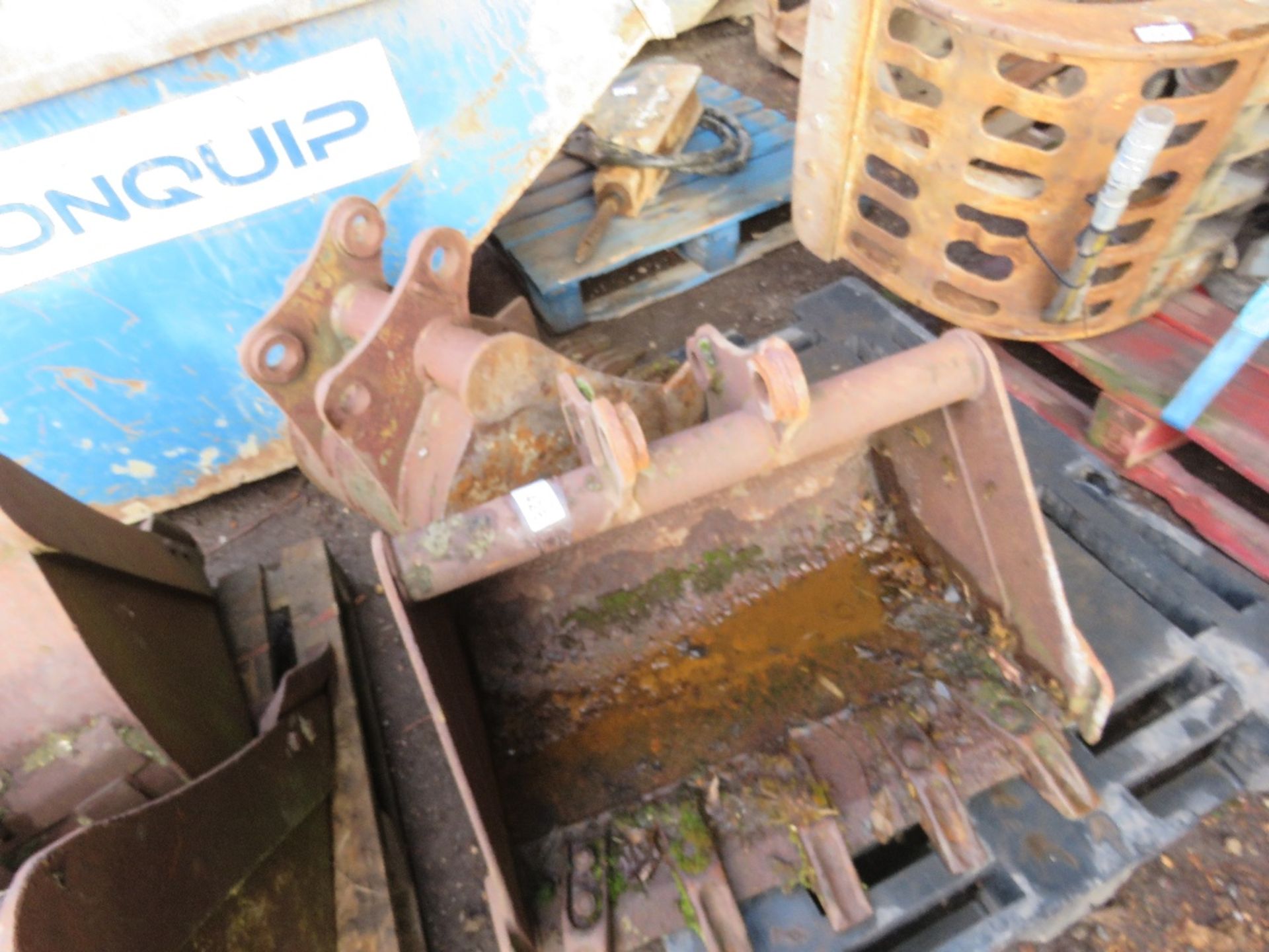 2 X EXCAVATOR BUCKETS ON 35MM PINS: 18" AND 30". THIS LOT IS SOLD UNDER THE AUCTIONEERS MARGIN S - Image 3 of 3