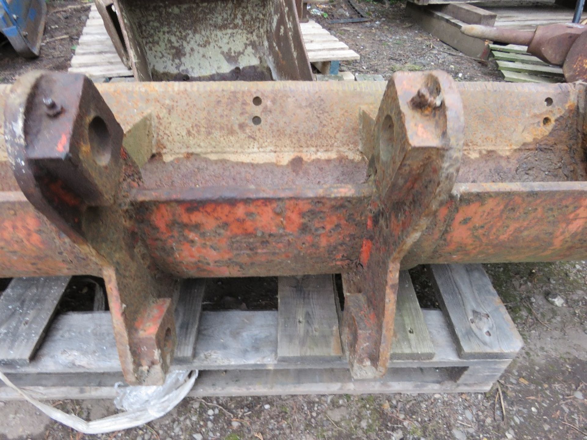 2 X MINI EXCAVATOR BUCKETS: JCB, 40MM PINS, 18" AND GRADING. THIS LOT IS SOLD UNDER THE AUCTIONE - Image 4 of 4