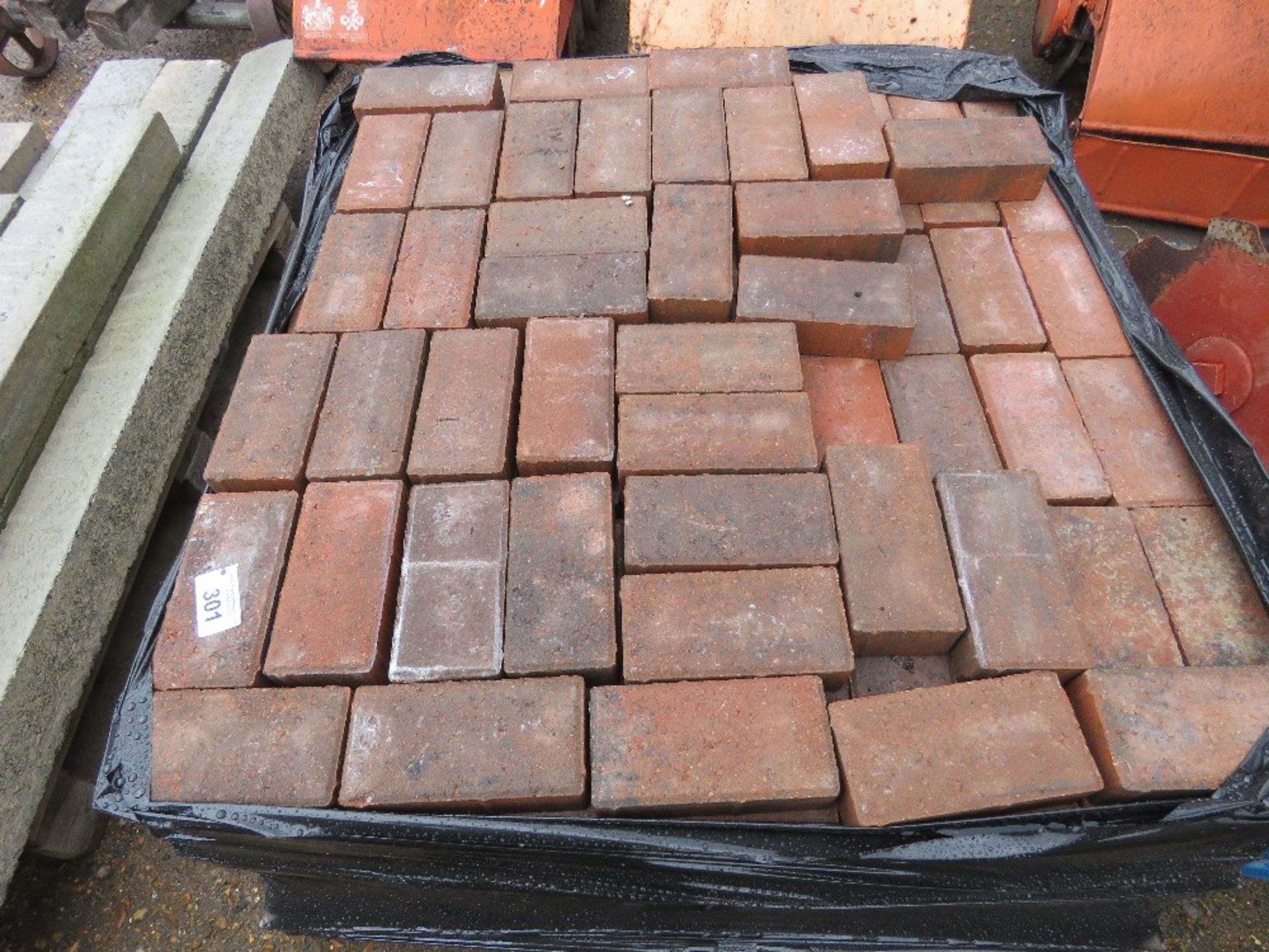 PALLET OF RED PAVERS. - Image 2 of 3