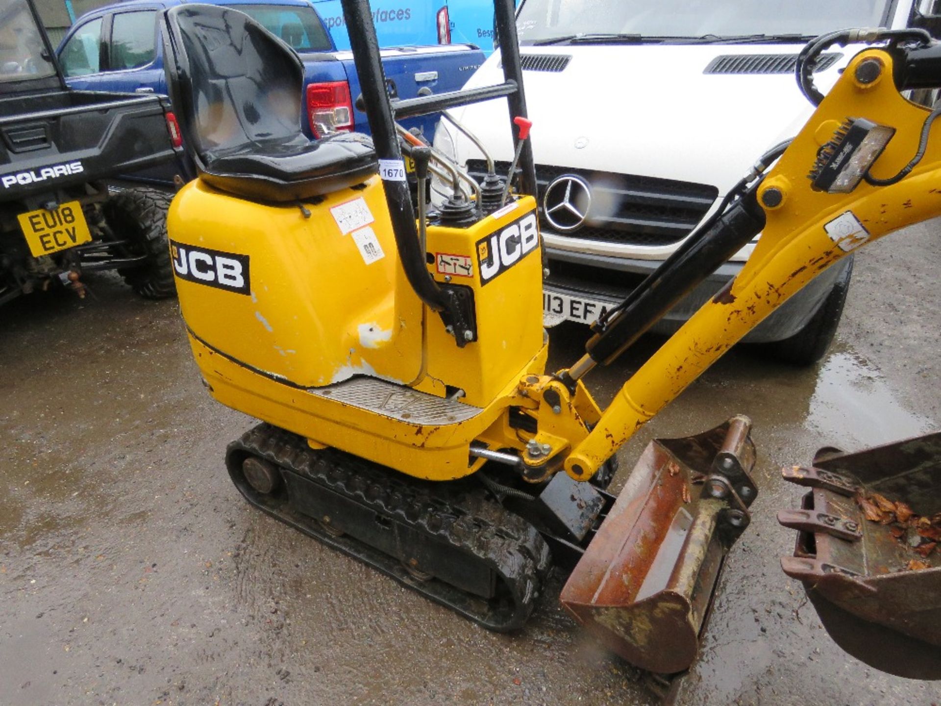 JCB 8008CTS MICRO EXCAVATOR YEAR 2019. 463 REC HOURS. 3 NO BUCKETS. needs some attention