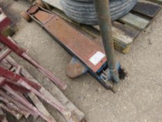 5 TONNE RATED TROLLEY JACK. THIS LOT IS SOLD UNDER THE AUCTIONEERS MARGIN SCHEME, THEREFORE NO VA