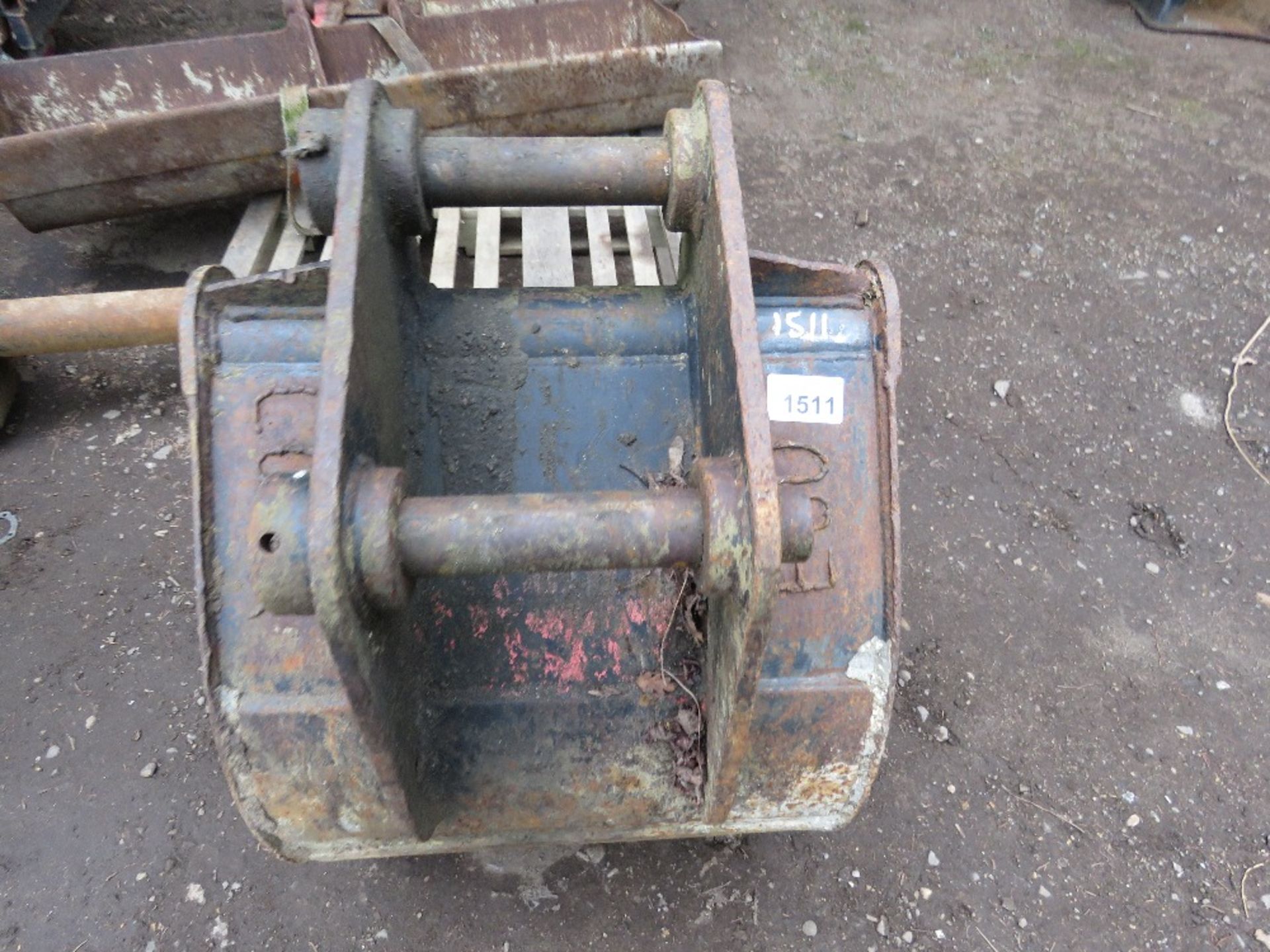 EXCAVATOR BUCKET, 2FT WIDTH WITH 50MM PINS APROS, SUITABLE FOR 8 TONNE MACHINE. THIS LOT IS SOLD - Image 3 of 3