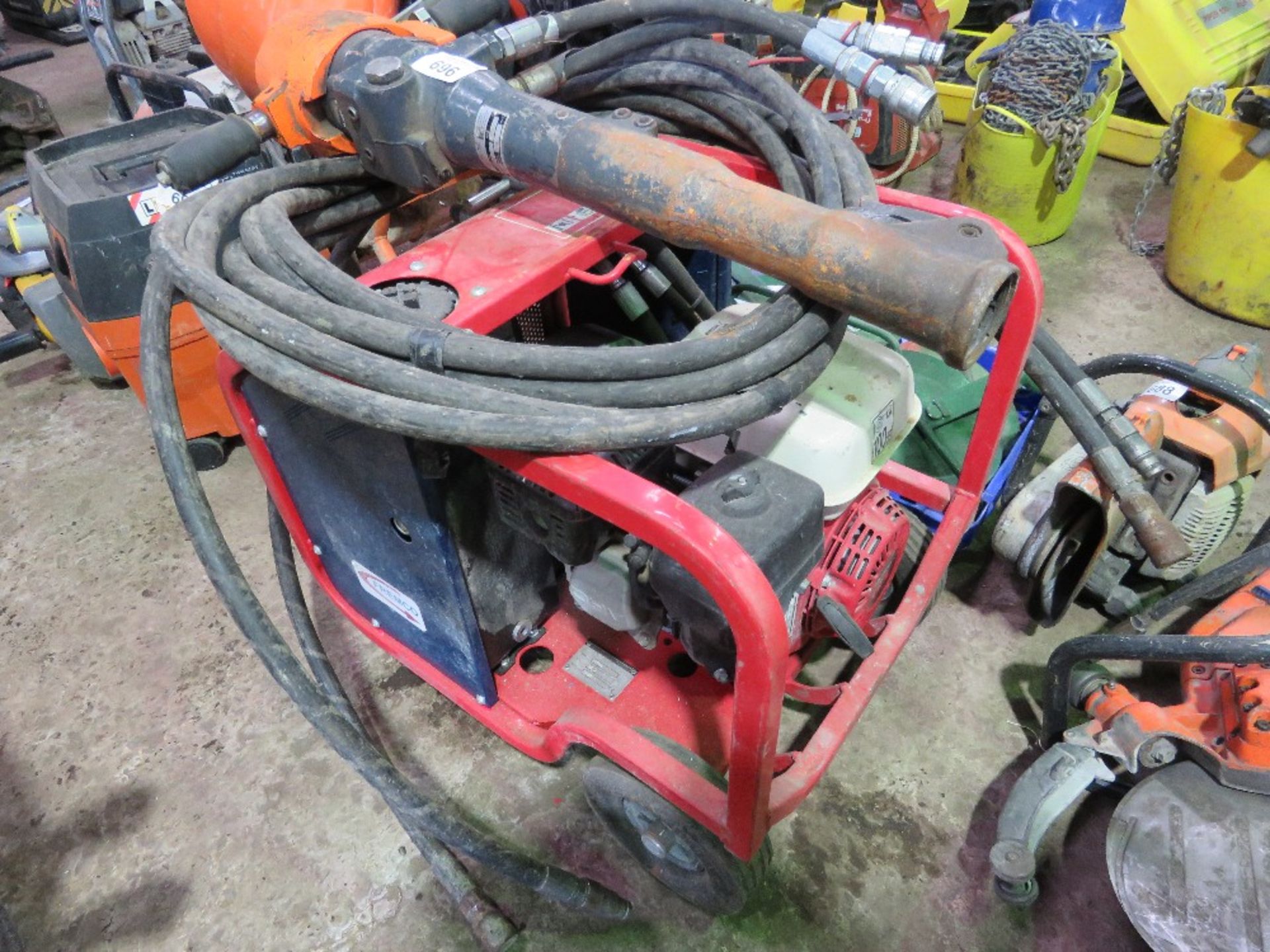 HPP06 HYDRAULIC BREAKER PACK WITH HOSE AND GUN. THIS LOT IS SOLD UNDER THE AUCTIONEERS MARGIN SCH - Image 2 of 5