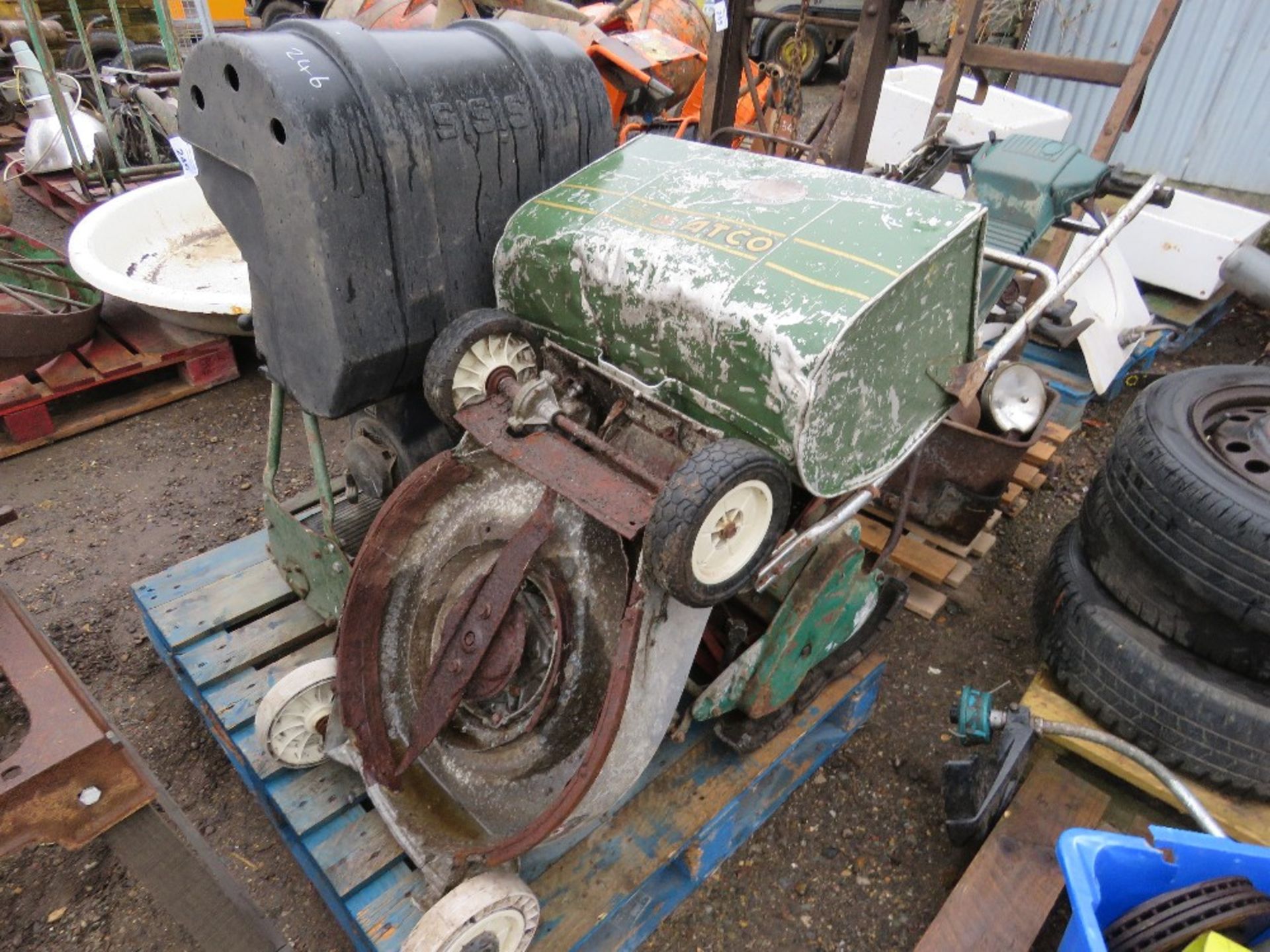 3 X ASSORTED MOWERS. THIS LOT IS SOLD UNDER THE AUCTIONEERS MARGIN SCHEME, THEREFORE NO VAT WILL - Bild 2 aus 7
